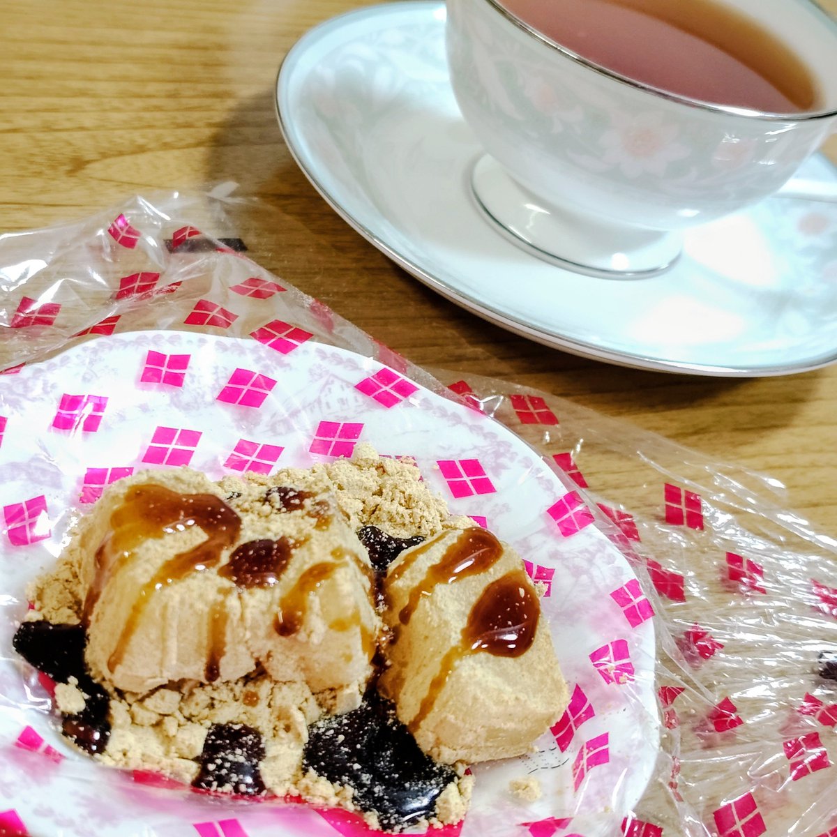 Add1ct3d_y's tweet photo. 時が過ぎるのが早すぎて7月

信玄餅はカップから出して食べるのが好きです♡

ノリタケ／フェアモント
ルピシア／ほうじ茶 鬼の焙煎
桔梗屋／信玄餅

#茶好連　#木漏れ日のお茶会 https://t.co/9jsjfb9ezt