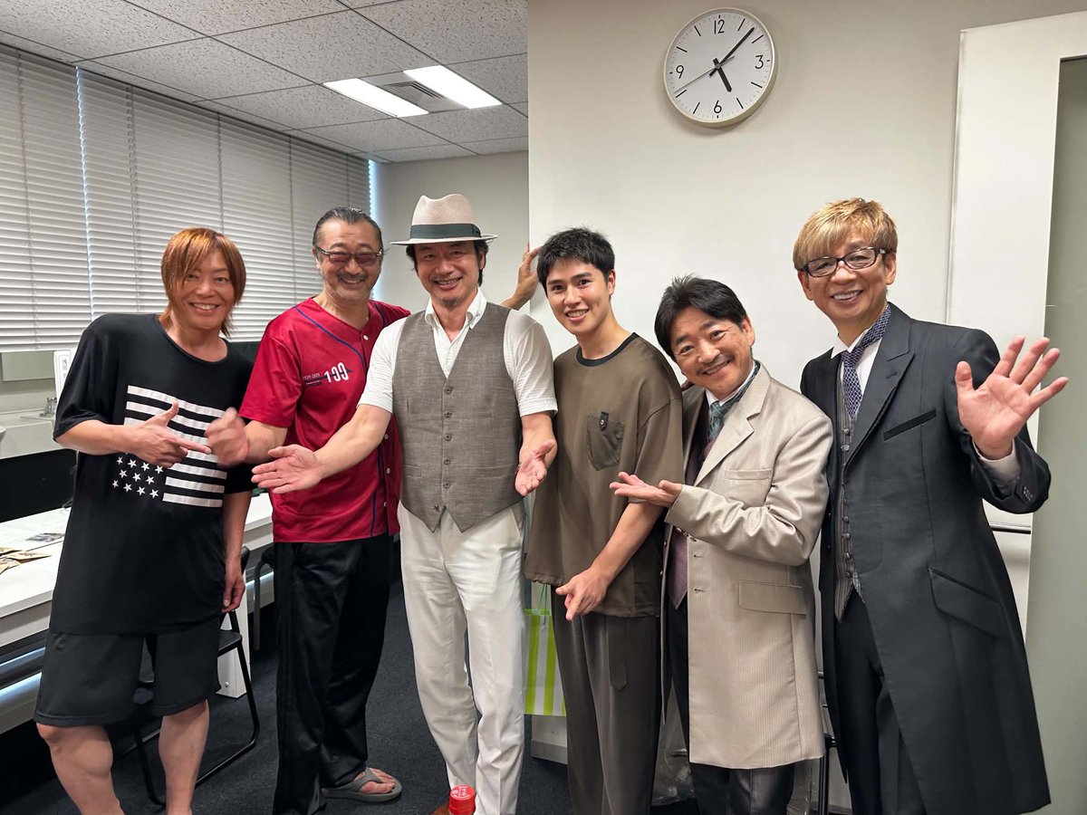 goofyalice2013's tweet photo. お礼が遅くなって、すみません💦

ノサカラボ「シャーロックホームズ6」が無事に幕を下ろしました。

他の仕事が色々と重なり、慌しく開演を迎えましたが、しっかりゴール出来て、ホッとしています。

今回も、たくさんのファンの皆さんや友人、関係者の方々が観てくれました。

心から感謝しています。

いつも、ありがとうございます。

そして、差し入れのお心遣いにも感謝しています。　

さぁ、次は9月の「笑う朗読3」だ‼️

#ノサカホームズ6
#山寺宏一さん
#大塚明夫さん
＃谷山紀章さん
＃土橋さん
＃土屋神葉さん