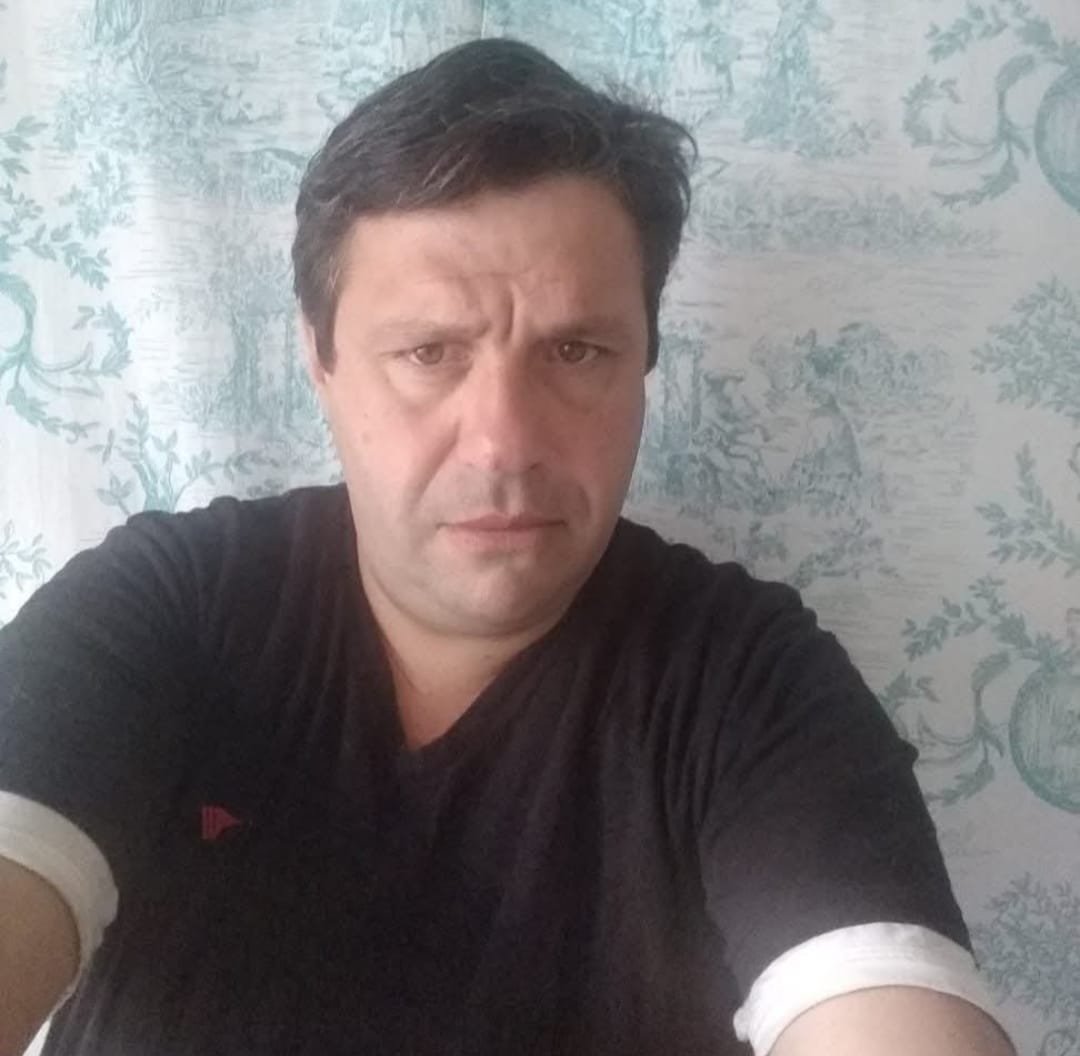 patoenero's tweet photo. Este ENFERMO MENTAL es Federico Fred Mentasti, Pseudo Adiestrador y falso etólogo, a quien se viene denunciando desde el 2017. 
Pero la "justicia" NUNCA actuó!

En 2017 hubo 12 perros muertos y 8 desaparecidos en su Pensionado de Del Viso.
Varias Proteccionistas denunciaron en Fiscalía y Comisaría, y NADIE HIZO NADA!!!

El ENFERMO desapareció y zafó....y si bien lo fueron denunciando durante años, cada vez que reapareció, siguió "trabajando".

El sábado @colmillitosalrescate y el abogado Chumbita, ante esta nueva denuncia, lograron el allanamiento y salvaron 7 vidas. 

El MALNACIDO ASESINO quedó solo demorado, a pesar de que encontraron un Dogo muerto en la pileta (el del video).

Mañana, seguramente quedará libre una vez más!
Asi funciona la justicia en nuestro país.
No les importan los animales.

Y como seguramente este HDP va a quedar libre, lo que nos queda es la justicia social. 

Todos difunda la cara de este ASESINO!!!

AYUDEMOS A QUE SU CARA SE HAGA VIRAL EN REDES!
