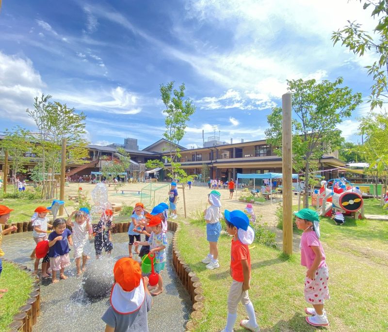 kyotohoiku's tweet photo. ふらっと☆幼稚園訪問７（2026）＠西京極幼稚園
「たのしく・あそび・まなぶ」をモットーにした
幼稚園！「誰でも通園制度」を利用した子どもの中には、「帰りたくない」と泣き出す子もいるとか
広々とした園庭で遊ぶたくさんの子どもたち
園長先生や副園長先生に笑顔であいさつする姿が印象的でした https://t.co/8597BhzpDK