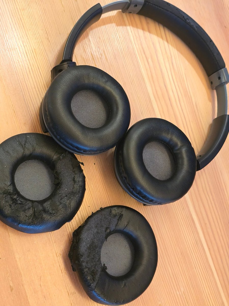 yokotaro's tweet photo. ヘッドフォンの耳当てがすぐ壊れる問題。「なんでこの部分をもっと丈夫な素材で作らないんだろう？」って思ってたんだけど、交換パッドが売ってる（やつもある）んだな。知らなかった。 https://t.co/w7tH1m9vkP