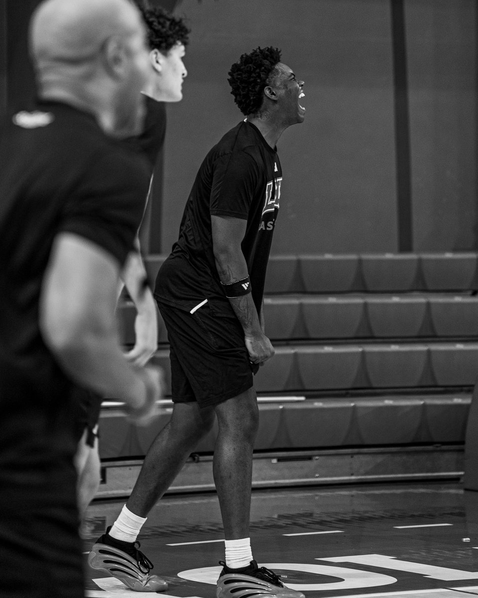 lmulionsMBB's tweet photo. This is LMU Basketball! https://t.co/9VFFHChsSj