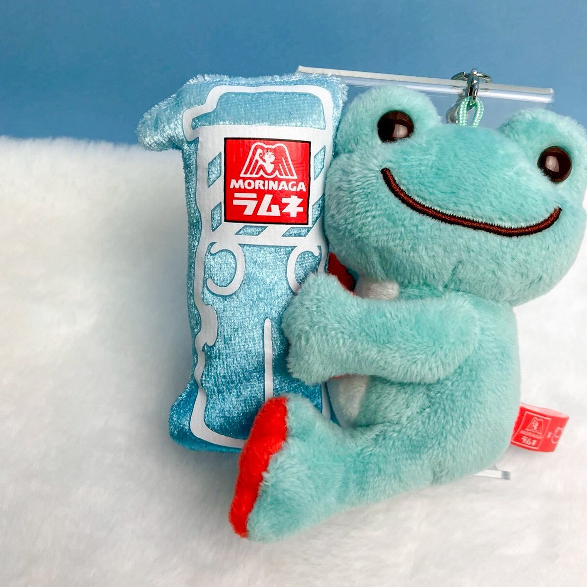 NewsPickles's tweet photo. ロフトPOPUP 先行商品をご紹介します♪
「森永ラムネ×かえるのピクルス」の初コラボアイテムが登場!
手足の総柄や涼しげなボディカラーにも注目です✨
※おひとり様各3個までとさせていただきます。
https://t.co/3G94EL5BF5
#かえるのピクルス #picklesthefrog https://t.co/hnLNCuLW6L