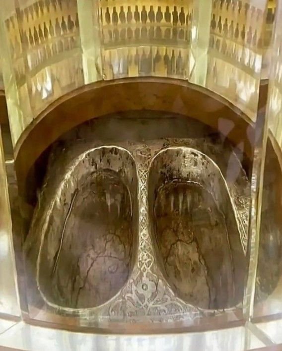 dmplgrll's tweet photo. The footprint of Prophet Abraham A.S مُحَمَّدﷺ🕋 https://t.co/8N0LfIN6Ms