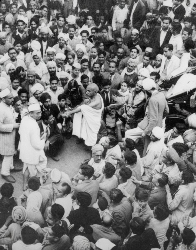 RebornManish's tweet photo. 1942 का भारत छोड़ो आंदोलन, आजादी के इतिहास का सबसे खूनी, हिंसक आंदोलन था। 

टोन्थेम रिपोर्ट कहती है- 

आंदोलन में 550 से अधिक थानों पर हमले हुए। उनपर कब्जा कर लिया गया, या जला दिये गए। 332 रेलवे स्टेशन में तोड़फोड़ हुई। 109 स्थानों पर रेल की पटरी उखाड़ी।

309 सरकारी इमारतें आगजनी से क्षतिग्रस्त हुई। 11,285 टेलीग्राफ/टेलीफोन लाइनें डिस्टर्ब हुए, सैकड़ों मील लाइनें काटी गईं। देश में 664 बम विस्फोट हुए।

49 पुलिसकर्मी मरे,1,363 घायल हुए। बलिया, तामलुक, मिदनापुर, सतारा में तो प्रशासन आंदोलनकारियो को सत्ता सौपकर चलता बना। वहां महीनों समानांतर सरकारे चली। 
●●
दमन के लिए सरकार को एड़ी चोटी लगानी पड़ी। 91,836 गिरफ्तारीयां हुई। जिसमे अनाधिकृत डिटेन शामिल नही। 538 बार फायरिंग हुई। 3000 से अधिक लोग मरे। 

गंभीर रूप से घायल दसियों हजार थे। सेना की 57 बटालियन तैनात करनी पड़ी। समूचे गाँवों पर जुर्माना करके 90 लाख वसूले गए। कई गांवों को जलाया या नष्ट किया गया। 

पटना भागलपुर मुंगेर तालचेर नदिया में तो एयरफ़ोर्स की मदद से मशीनगनिंग की गयी। वाइसराय लिनलिथगो में इसे1857 के बाद का सबसे भीषण विद्रोह कहा। 

सवाल यह कि गांधी के आंदोलन में, गांधी के जीतेजी इतनी हिंसा औऱ प्रतिहिंसा- भला सम्भव कैसे हुई??? 
★★
8 अगस्त को गांधी ने आंदोलन की शुरुआत की। करो या मरो का नारा दिया। अगली सुबह वे गिरफ्तार हो गए। 

साथ मे पूरी कांग्रेस, उसके लीडर, देश मे, प्रदेश में, शहरों और गांवों में गिरफ्तार किये गए। सरकार ने सोचा- नेताओ को गिरफ्तार कर लो, जनता ठंडी। 

और आंदोलन खत्म. 
जो उल्टा पड़ गया। 
●●
गांधी, इसके पहले असहयोग औऱ सविनय अवज्ञा के दो राष्ट्रव्यापी आंदोलन कर चुके थे। चौरी चौरा हिंसा होते ही पहला आंदोलन वापस ले लिया। 

दूसरे आंदोलन में भी हिंसा की छिटपुट घटनाएं हुई, मगर ज्यादातर उनके मूवमेंट अनुशासित थे। लीडर तब भी गिरफ्तार हुए, छूटे, फिर पकड़े गए। सरकार ने डेमोक्रेटिक चैनल खुले रखे। गांधी को गद्दार न कहा। 

बकिंघम पैलेस में चाय पिलाई। 

कांग्रेस के सांगठनिक ढांचे ने आंदोलन को नियंत्रित रखा। और यह नियंत्रण इसलिए कि उन्हें भी आजाद भारत चाहिए था.. 

लेकिन अराजक औऱ हिंसक भारत नही। 
●●
लीडर जब आंदोलन शुरू करता है, तो इतिहास उसके सिर पर, एक जिम्मेदारी भी रख देता है। यह कि आने वाली पीढियां-उसकी सफलता ही नही, उसके तरीको की भी स्क्रूटनी करेंगी।

लोगो को अराजकता की राह दिखाकर, हिंसा और लाशो को सीढ़ी बनाकर हासिल गयी सफलता, तो राम का नाम भी दागदार बना देती है। ऐसे में गांधी को हिंदुस्तान की आजादी पवित्र रखनी थी। 

तो उसे त्याग, तपस्या औऱ अनुशासन से हासिल करना था।
●●
लेकिन जब गांधी ही जेल में डाल दिया गया, तो अराजकता को रोकने वाला कोई नही था। अपनी लगाई आग में ब्रिटिश सत्ता जल गई। उसके संसाधन उलझ गए। 

खूनी दमन चक्र भी जनसैलाब रोक न सका। लंदन में अगली सरकार ने आते ही, भारत की सत्ता सम्हालने से हाथ खींच लिए। गलती सिर्फ एक-

जनता को लीडर लेस बनाना, 
और क्राउन ज्वेल इंडिया
सर का बोझ बन गया। 
●●
लीडरशिप वेक्यूम बनाने को सिर्फ जेल नही, और भी तऱीके हैं। आप डराकर चुप करा दें, खरीदकर मिला लें, या मॉर्निंग वॉक पर गोली मरवा दें। 

यह न मुश्किल हो, तो पप्पू, टोंटीचोर, गद्दार या चरित्रहीन साबित कर सकते हैं। मगर उसके बाद, याद रहे, जब आक्रोश का लावा फूटेगा- उसे नियंत्रण में रखने वाला कोई न होगा। 

लीडरलेस आंदोलन- किसी भी सरकार के लिए 1942 की तरह हजार मुंह का राक्षस बन जायेगा। और जो दिल्ली मे हुआ, ऐसी ही लीडरलेस भीड़ का नतीजा था।
●●
शुक्र है, हमारे युवाओं की डेमोक्रेटिक ट्रेनिंग इतनी मजबूत है, कि कोई बदसूरत अराजकता निर्मित न हुई। लेकिन भाजपा, आरएसएस और उनके जडमूर्ख अहंकारी समर्थकों के लिए खतरे की घण्टी बज गयी है।

वे समझ नही पाते, कि कोई सरकार या प्रशासक, अनंत काल तक लोकप्रिय नही रह सकता। 5-10 या बीस साल बाद, गिनाई जा सकने वाली तमाम उपलब्धियो के बावजूद जनता में ऊब, और विकल्प की छटपटाहट बढ़ती है।

गलतियां भी जमा होती जाती है। जो एक समय फटकर निकलती है। डेमोक्रेसी में यह गुस्सा, चुनाव के रास्ते निकलता है। सबको फ्रेश शुरुआत का अवसर देता है। 

तो मेच्योर नेता और राजनीतिक दल समझते हैं कि समय समय पर चुनाव हारना- "एक ब्लेसिंग है"
●●
लेकिन आजन्म सत्ता चाहने वाले नही। वे नशे में विरोध की जगह, विरोधी ही खत्म करने लगते हैं। तब भीड़ के निरंकुश होने का रास्ता भी खोलते हैं। 

तब देर सवेर इस पॉवर हंगरी, आत्मविश्वासहीन, तानाशाह की सत्ता का यही हश्र होना है। जो अपने दल/विचारधारा के प्रति गहरी नफरत की खाई खोदने के बाद, अब वह बेतहाशा निरंकुश भीड़ की तरफ दौड़ रही है।

कभी नही लौटने के लिए।