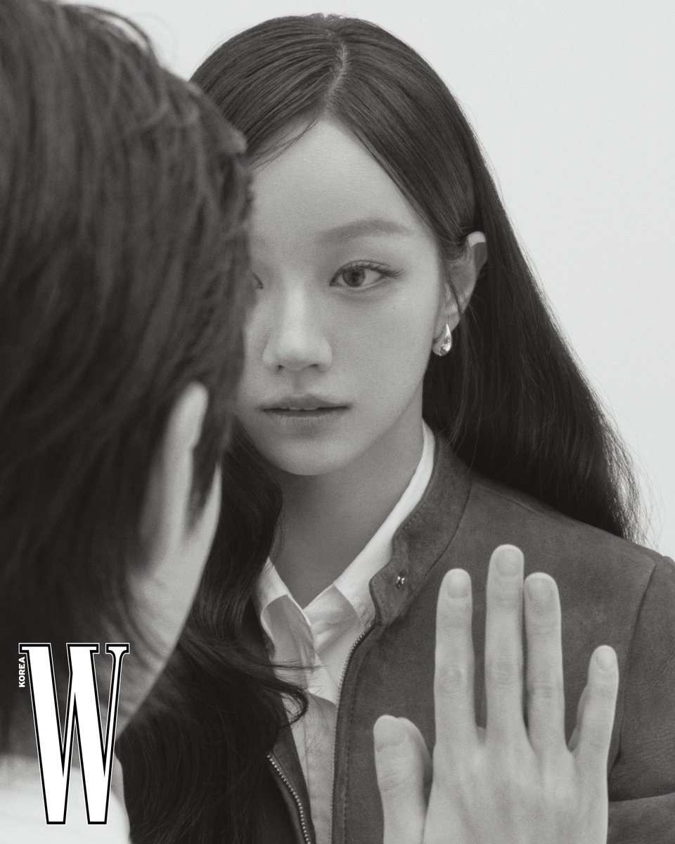 ktstudiogenie's tweet photo. 황인엽X이혜리 W Korea 8월호 커플 화보 공개!
눈빛부터 서사가 느껴지는 이 조합, 음 매혹적~✨

다시 써 내려가는 꿈과 사랑 [그대에게 드림]
매주 월/화 밤 10시 ENA
스트리밍은 GENIE TV l TVING

#그대에게드림 #황인엽 #이혜리 #스튜디오지니 #STUDIOGENIE https://t.co/ulZS4QiUhO