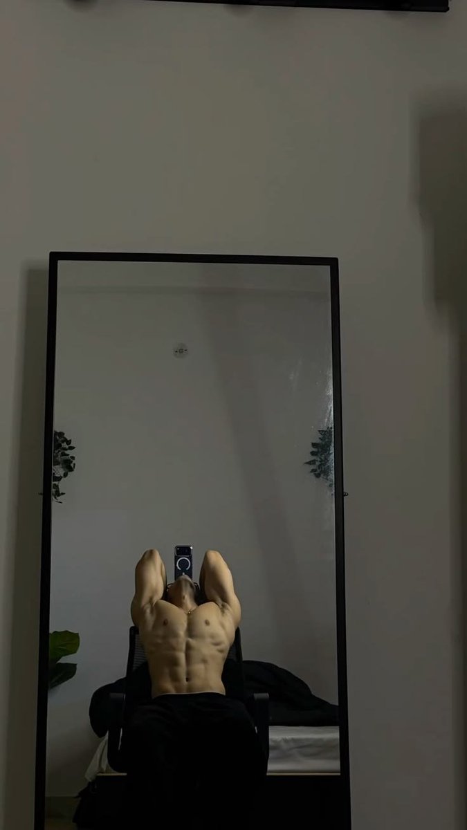 antonela21_kim's tweet photo. Saben cuál es mi headcannon más CANNON de Valko? El siempre manda fotos de lo que está haciendo, siente que los mensajes no terminan de expresar lo que le está pasando así que necesita un plus cuando habla, al mismo tiempo es de los que mandan fotos de él desnudo o semi desnudo solo para alterar la química de tu cerebro 🙂‍↕️☝🏻#ValkoIsInnocent 
#ValkoIsLoved
#ValkoIs6thLi
#BringBackValko
#BringValkoBack 
#ValkoIsValuable
#ValkoENVAisloved