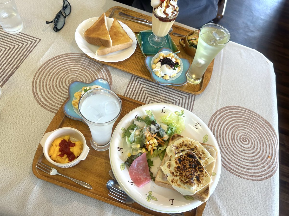 PACOSANnoT's tweet photo. 昨日は三重県に行ってきたよ。
ちょっと遅めのモーニングは
三重県津市にある
カフェコテージKINZA

きのことホワイトソースの
あぶりチーズトーストモーニング https://t.co/ZdqSDhPeNo