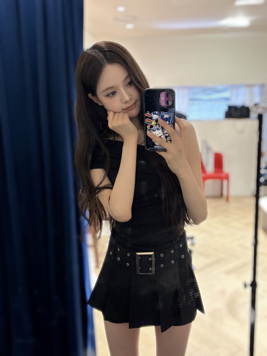 jeeminx's tweet photo. Serving   looks   your   camera   roll   deserves.   🪄⋆⁺₊⋆ https://t.co/Y2GLIWxQfF