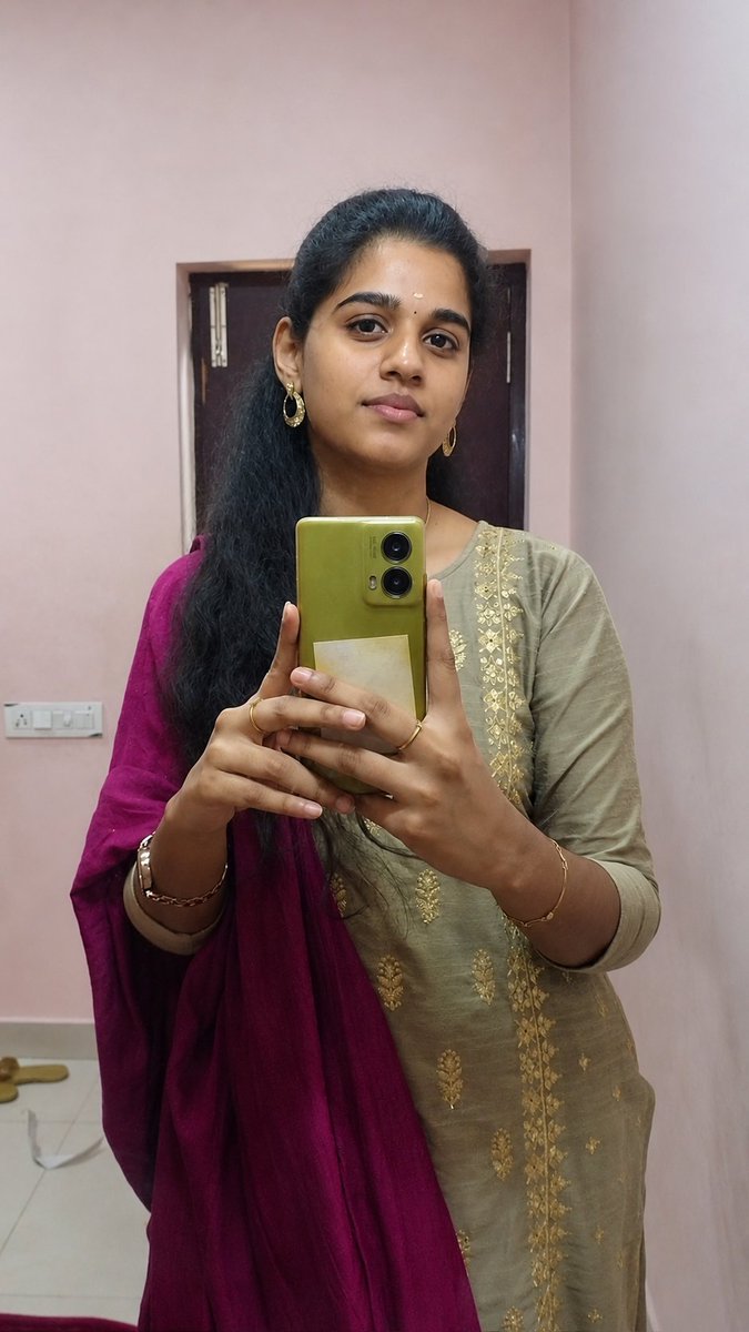 Johnsjohn17154's tweet photo. மீண்டும் மீண்டும் பார்க்க தோன்றும் காட்சிகளை தந்த ரசனைக்காரி 😍😍😋 https://t.co/qgbZS9g605