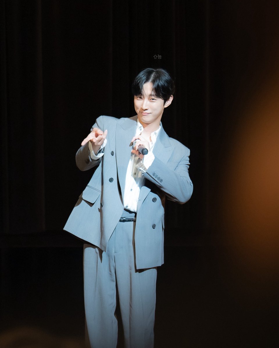 UpNyoug's tweet photo. 20260720 진영 마쓰야마 행사

✌️😏

#진영 #정진영 #ジニョン @_jinyoung911118 https://t.co/4FrdqKrJx9