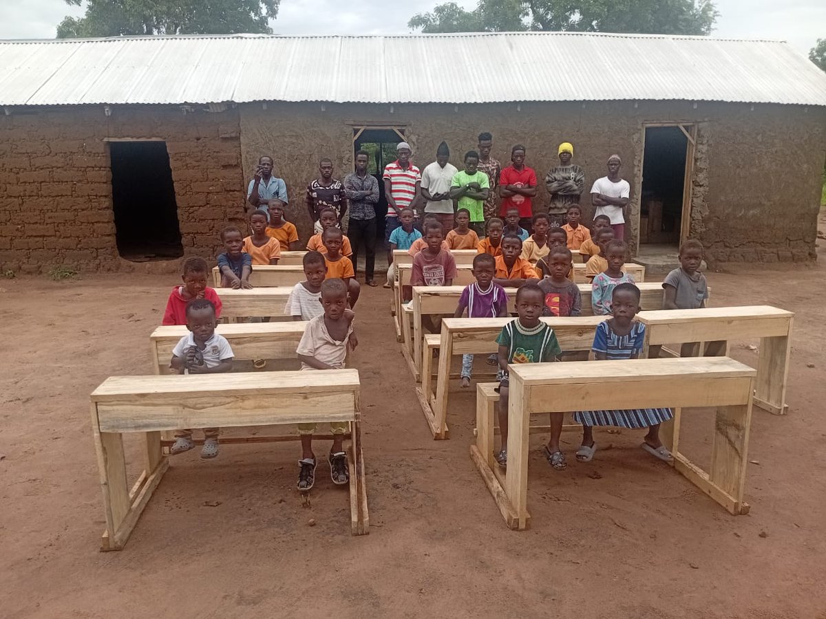 GhanaAidFnd's tweet photo. π Van aanvraag naar resultaat!
Nog geen β¬1.000 maakte nieuwe schoolbanken mogelijk op Kojo Kuurah Primary School. Dankzij de inzet van de lokale gemeenschap was het project razendsnel gerealiseerd. Hoe was het eerst? https://t.co/FSbKxFaqF6
#HelpGhana #Ghana #Onderwijs #Impact https://t.co/YjT45gwwNC