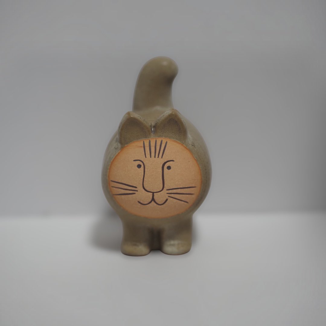 wellmerch01's tweet photo. 遠目だとグレー？それともブラウン？
光と影で表情を変えるリサ・ラーソンのディエチキャット。
曖昧なニュアンスのある佇まいが、いつもの空間を少し特別な雰囲気に引き締めてくれます。

#リサラーソン #北欧デザイン #インテリア雑貨 https://t.co/f6Ge1IQdst