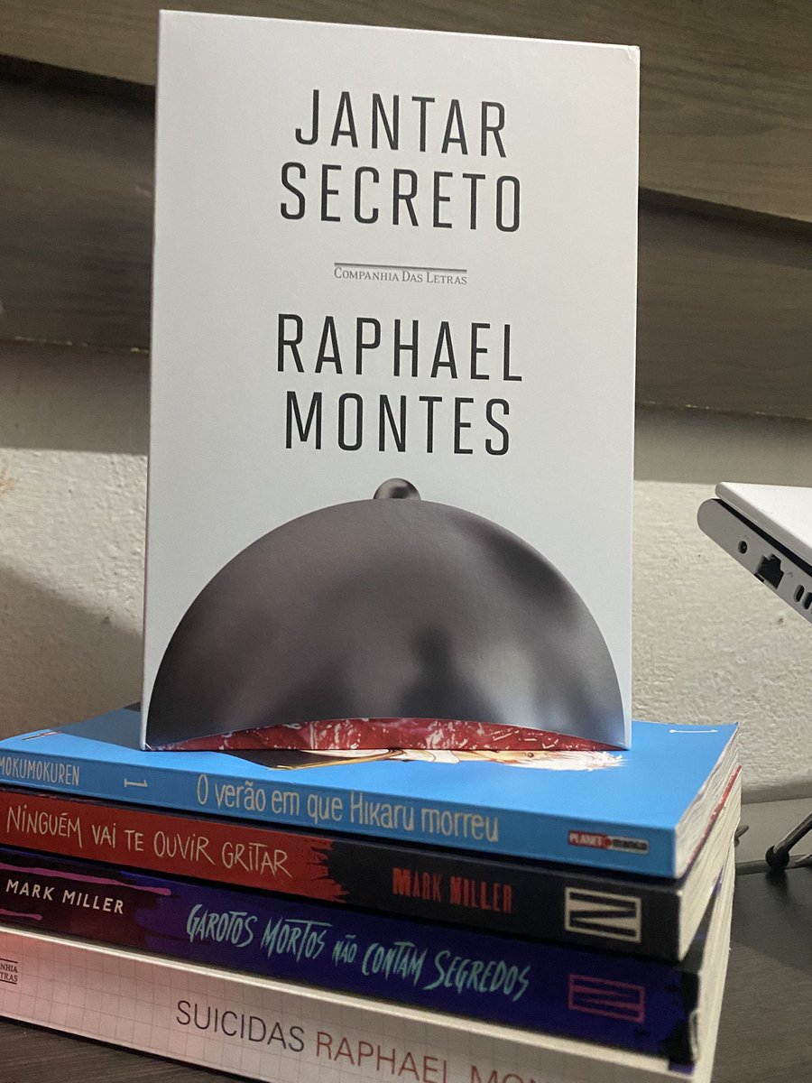OVazio208's tweet photo. Oi moots, olhem minha coleção de livros! (Tem uns para chegar ainda, mas por enquanto são esses) https://t.co/tYE6WLucRw
