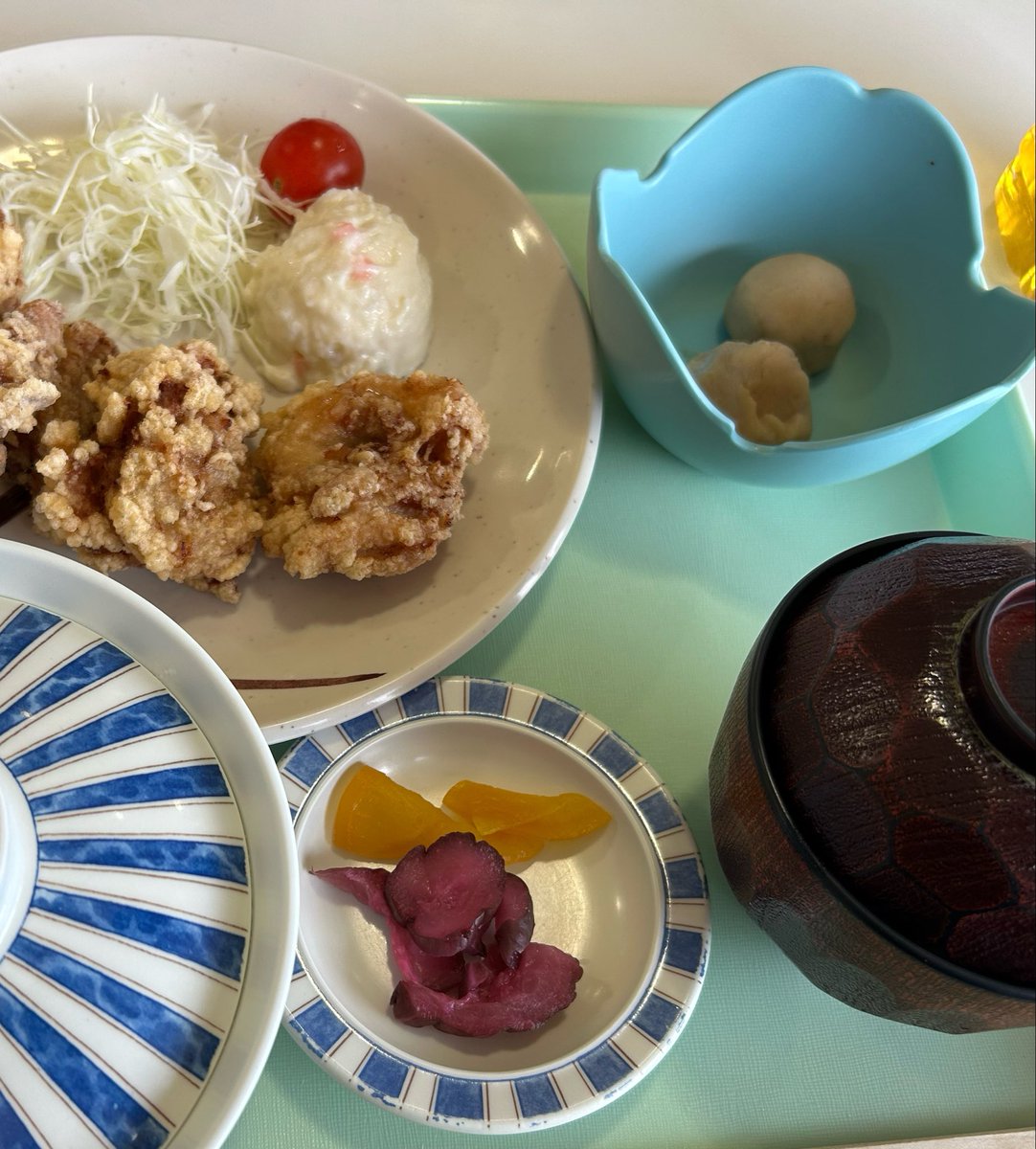 33mo's tweet photo. ライブなどを経てふわふわしてる連休明け、時計忘れたし現実に戻りきれていないけど、発熱は免れたし、固形物は食べている。唐揚げ定食。 https://t.co/jyPrdxZZeX