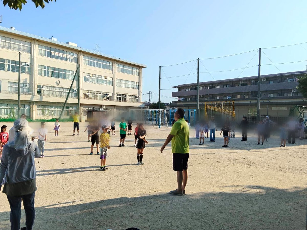 kakinuma007's tweet photo. おはようございます！
松戸市議選まで残り4ヶ月。
本日の朝活は地元 #上本郷駅 御挨拶から1日スタート。

昨日から夏休みの恒例行事である町会主催ラジオ体操にて、私は期間限定の手本となる体操オジサンやってます…(笑)

通勤通学の方々が気持ちよく利用出来るよう清掃後に6月議会報告チラシを配布。
今日も頑張っていきましょう！
#ラジオ体操
#松戸市
#維新