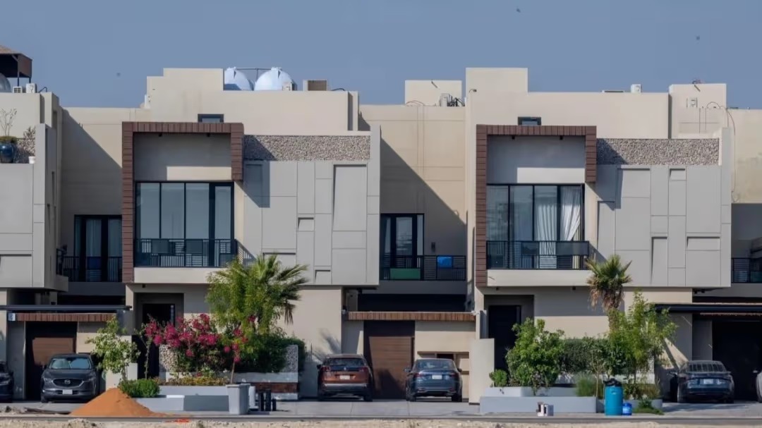 THEWOLFOFTASI's tweet photo. 🔴 التصحيح في عقار الرياض مستمر 🔻

- أسعار الفلل في الرياض تراجعت 13.4% خلال الربع الثاني..
- أسعار الأراضي السكنية انخفضت 5.1% بينما ارتفعت الشقق 0.6%..

- رغم ذلك ارتفع مؤشر أسعار العقارات 1.3% بدعم من القطاع السكني..
- التمويل العقاري السكني الجديد للأفراد هبط 41%، وتمويل الفلل تراجع 45%..