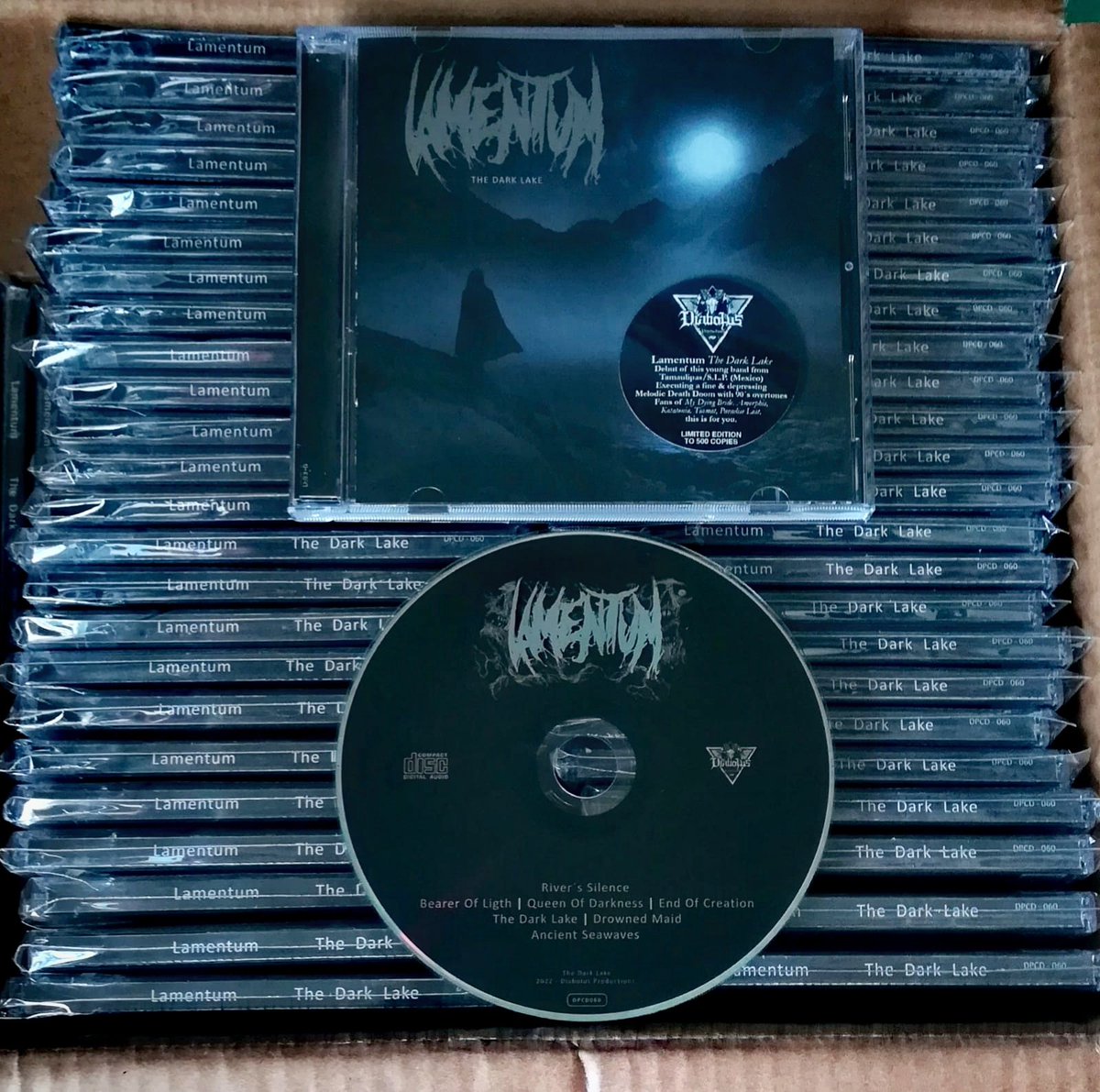 Lamenttum's tweet photo. LAMENTUM // The Dark lake
💿 Jewelcase Limited Edition by @Diabolus Records 
Sold out 🌏
Available digital edition by; 
___ ___ ___
Spotify: https://t.co/hmIWp2qUdS…
___ ___ ___
Bandcamp: https://t.co/0RHl9WWAF4…
___ ___ ___
#lamentum #thedarklake #doommetal #darkmetal https://t.co/o0H4vPKmek