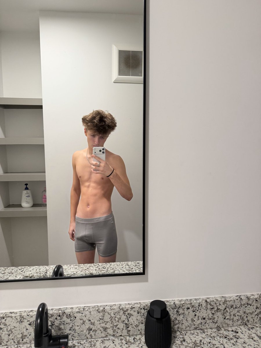 KaysonDoesItAll's tweet photo. Just got out the shower boutta get dressed😉 dm me for content https://t.co/EwSG9bXOjN