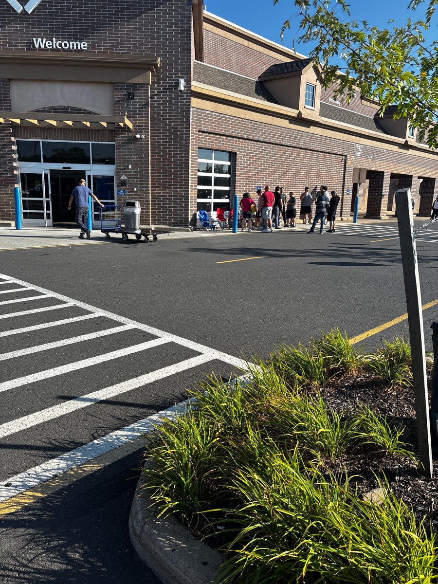 GenesisAIOGroup's tweet photo. 5:45PM, Sam's Club Freehold, NJ
Looks like a dead zone. Nobody around, not hyped up. Until you make a move. Shortly after, people were already waiting around. Undetected. 
Should people always be outside waiting if they're waiting for something?
Or should the community come together at opening and figure it out.

#PokemonTCG #AscendedHeroes