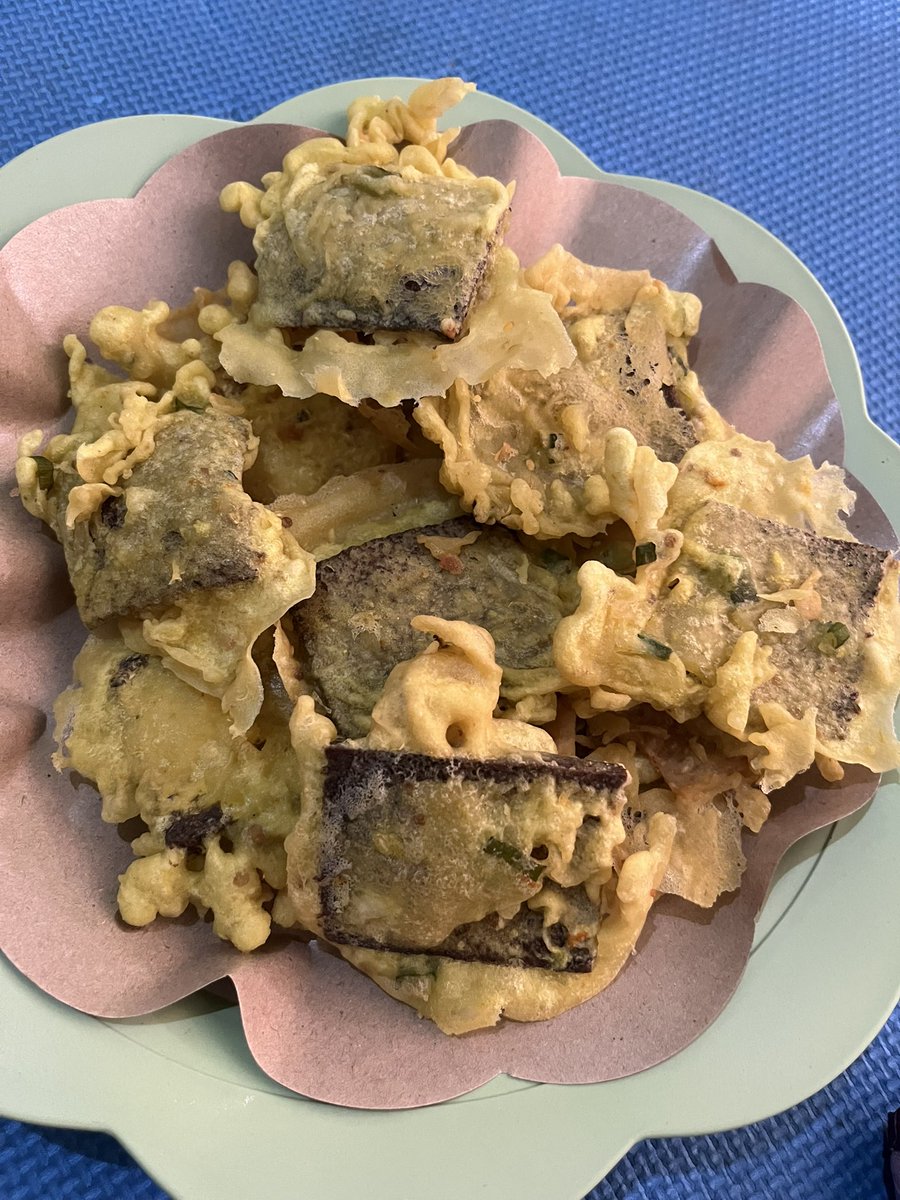 ceritadrdesa's tweet photo. Setelah kesibukan duniawi. Ternyata banyak sekali drama-drama sosmed x yang terlewat begitu saja.
Selamat pagi.

Ini namanya gorengan dage, buat orang kota yang punya temen dari brebes, tegal, pemalang. banyumas. Jangan lupa minta oleh-oleh gorengan dage. 

Pasti sebagian besar sudah pernah nyobain goreng dage versi kering atau krispy. Cobaa request gorengan dage biasa seperti ini.

Rasanya lebih mantul🤣. Paling kalau kalian nitip 50 ribu, dapet 100 pcs gorengan dage itu. Karena semurah itu regane! 😃🫶