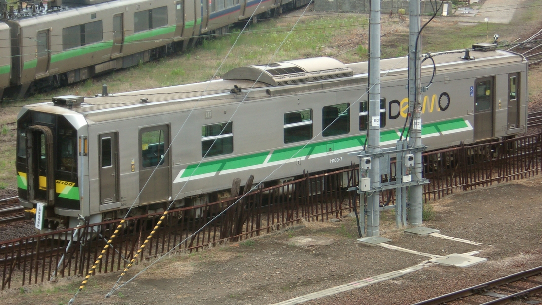 S_W_ARROW's tweet photo. 令和8年6月16日苗穂(早朝)
入場車 H100-7(札ナホ)。
夜間作業からもどった保線編成。
車庫6番線にはまなす宗谷。扉の窓ガラスは割れたまま。 https://t.co/3cQDuW2O4W