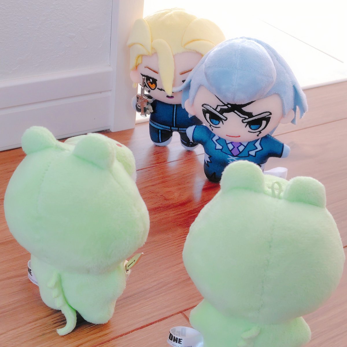 09011001wani's tweet photo. ✖️やあ、はじめまして。ここにはラボがあると聞いてね。ぜひ穏便に使わせてほしい。どうかな？
🐊🚬そっちのやつ、武器持ってんじゃん。穏便な態度じゃあねえよな
🚬そういうてめえも持ってんじゃんよ
🐊✖️…残念ながら僕らはラボを持っていないよ。本棚を拠点にしたぬいたちのことではないかな？ https://t.co/zDK1s1ZIuP