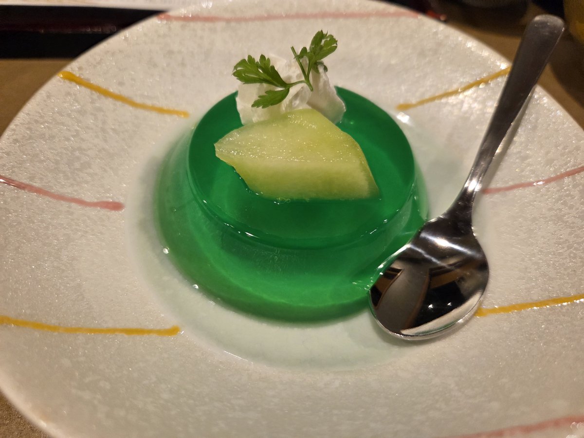 akatoki0's tweet photo. #鳥取県湯旅  20
·丸茂旅館さんのお食事。派手な献立ではないが、旬の物、地の物を取り入れたお料理はどれも美味しい。他に揚げたて天婦羅とご飯味噌汁漬物
·朝ごはんにはこちらでも柳カレイが登場。美味しいねぇ
·フロント隣の食事処は中庭に面していて、ゆったり気分。鳥取藩池田家由来の灯籠なども https://t.co/I8WrmtKiCk