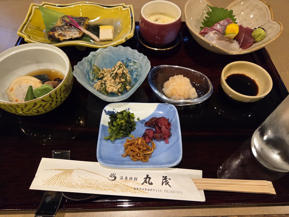 akatoki0's tweet photo. #鳥取県湯旅  20
·丸茂旅館さんのお食事。派手な献立ではないが、旬の物、地の物を取り入れたお料理はどれも美味しい。他に揚げたて天婦羅とご飯味噌汁漬物
·朝ごはんにはこちらでも柳カレイが登場。美味しいねぇ
·フロント隣の食事処は中庭に面していて、ゆったり気分。鳥取藩池田家由来の灯籠なども https://t.co/I8WrmtKiCk