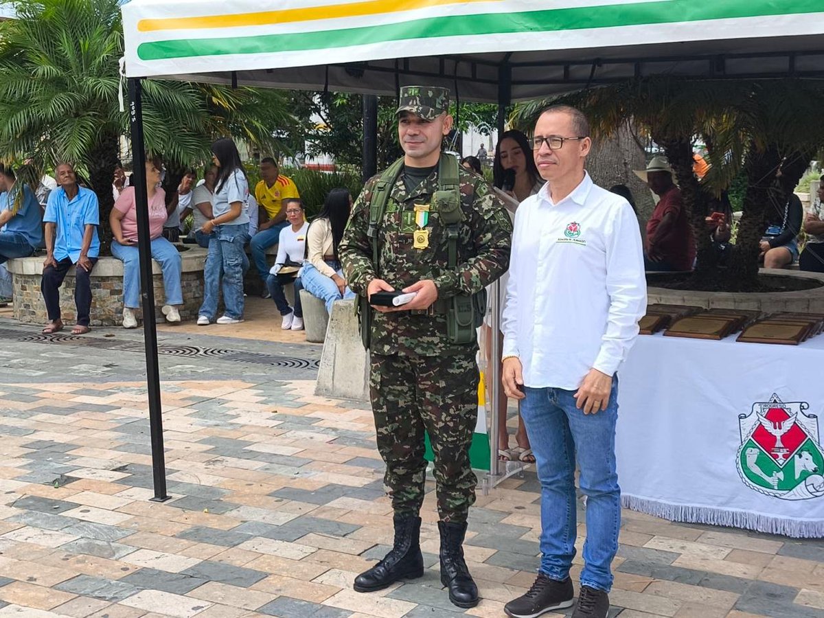 Ejercito_Div7's tweet photo. Soldados del Batallón de Infantería Liviana N.° 42 Batalla de Bomboná de la #Brigada14 participaron en los actos conmemorativos del #20DeJulio en los municipios de Anorí, Amalfi y Yolombó, #Antioquia, reafirmando su compromiso y cercanía con las comunidades del Nordeste antioqueño.

Durante esta jornada, las tropas acompañaron los desfiles y actividades protocolarias, compartiendo con la población civil en esta celebración patria que exaltó los 216 años de la Independencia de #Colombia y el orgullo de ser colombianos.

#EnModoPatrio
#PatriaHonorLealtad