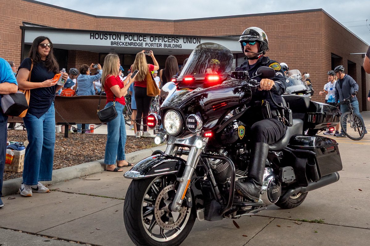 houstonpolice's tweet photo. This morning, HPD’s Bike Relay Team departed for the 45th Annual HPD Bike Relay Ride to Niagara Falls, benefiting Blood Cancer United. Wishing our riders safe travels as they ride to fight cancer. 🚴 https://t.co/BunHSbT5Ob