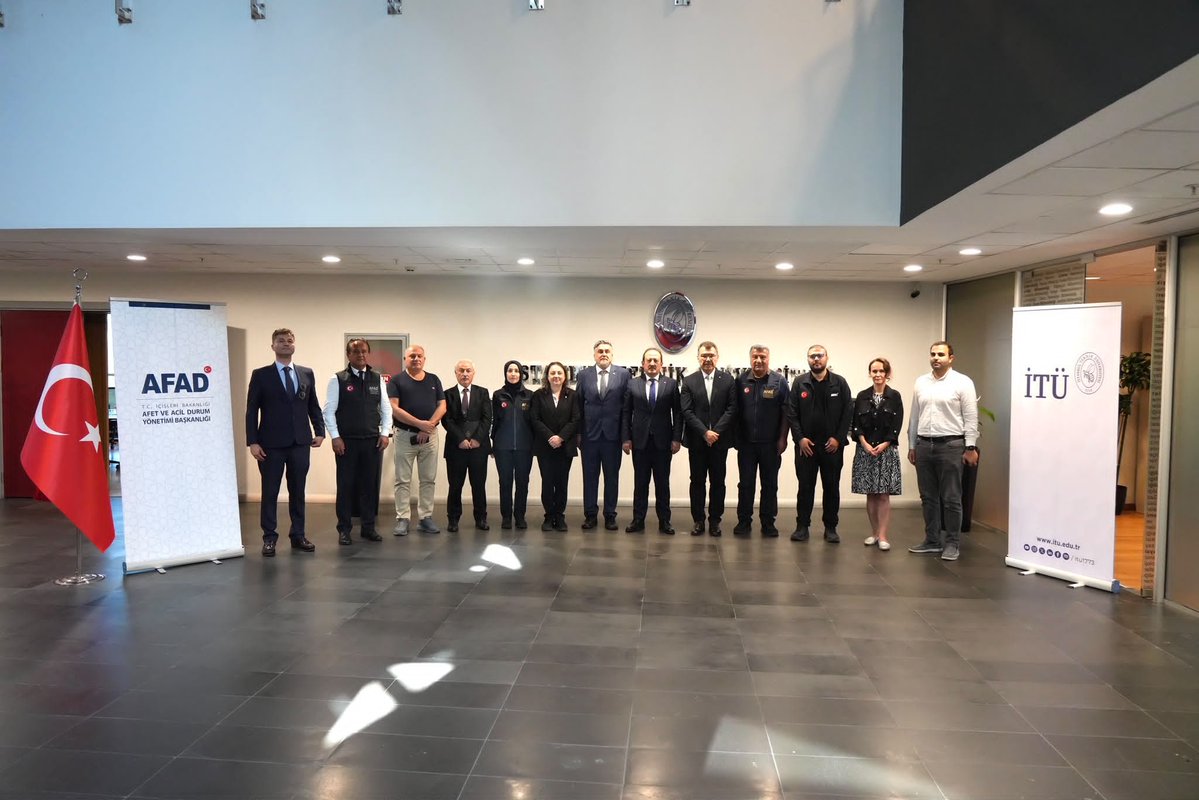 AFADBaskanlik's tweet photo. AFAD Başkanlığımız ve İstanbul Teknik Üniversitesi ( İTÜ) Arasında İşbirliği Protokolü İmzalandı.

AFAD Başkanlığımız ve İstanbul Teknik Üniversitesi (İTÜ) arasında düzenlenen İşbirliği Protokolü, AFAD Başkanımız Vali Ali Hamza Pehlivan ve İstanbul Teknik Üniversitesi (İTÜ) rektörü Prof.Dr. Hasan Mandal tarafından imzalandı.

İmzalanan protokol ile, AFAD ile İstanbul Teknik Üniversitesi arasında heyelan, kaya düşmesi, deprem tetiklemeli kütle hareketleri gibi jeolojik ve hidrometeorolojik tehlikelerin oluşturduğu risklerin erken belirlenmesi, sürekli izlenmesi ve azaltılması amacıyla ulusal ölçekte çalışan bir gözlem, analiz ve karar destek altyapısı kurulması hedeflenmektedir.

İmzalanan İşbirliği protokolü ile;
▪️InSAR, Lidar, uydu görüntüleri, saha verileri ve
geçmiş afet envanterlerinin birlikte
değerlendirilmesi,
▪️Yavaş gelişen heyelanlar ve yüzey
deformasyonlarının zaman serileriyle izlenmesi;
geçmiş ve güncel heyelan alanları haritalanması, 
▪️Yapay zekâ destekli modellerle hareket eğilimleri, tetikleyiciler ve kritik eşiklerin analiz edilmesi,
▪️Üretilen verilerin ARAS’a, AFAD Afet ve Acil Durum Yönetim Merkezine ve kurulacak Heyelan İzleme ve Erken Uyarı Merkezine entegre edilmesi ve
▪️Hastane, okul, yerleşim alanı, baraj, karayolu,
demiryolu ve havalimanları başta olmak üzere kritik unsurların önceliklendirilmesi amaçlanmaktadır.

İmza törenine, Deprem ve Risk Azaltma Genel Müdürümüz Prof. Dr. Orhan Tatar, Barınma ve Yapım İşleri Genel Müdürümüz Elif Bağ, AFAD İstanbul İl Müdürümüz Prof.Dr. Haluk Özener, İstanbul Teknik Üniversitesi İdari Kadrosu, AFAD Gönüllülük ve Sivil Toplumla İlişkiler Daire Başkanı Hüseyin Ceven de katıldı.

İşbirliği Protokolü’nün hazırlanmasında emeği geçen AFAD ve İstanbul Teknik Üniversitesi kurumlarının ilgili ekiplerine teşekkürlerimizi sunuyor; protokolün kurumlarımız ve ülkemiz için hayırlı olmasını temenni ediyoruz.

📍İstanbul 
📍İstanbul Teknik Üniversitesi Rektörlüğü