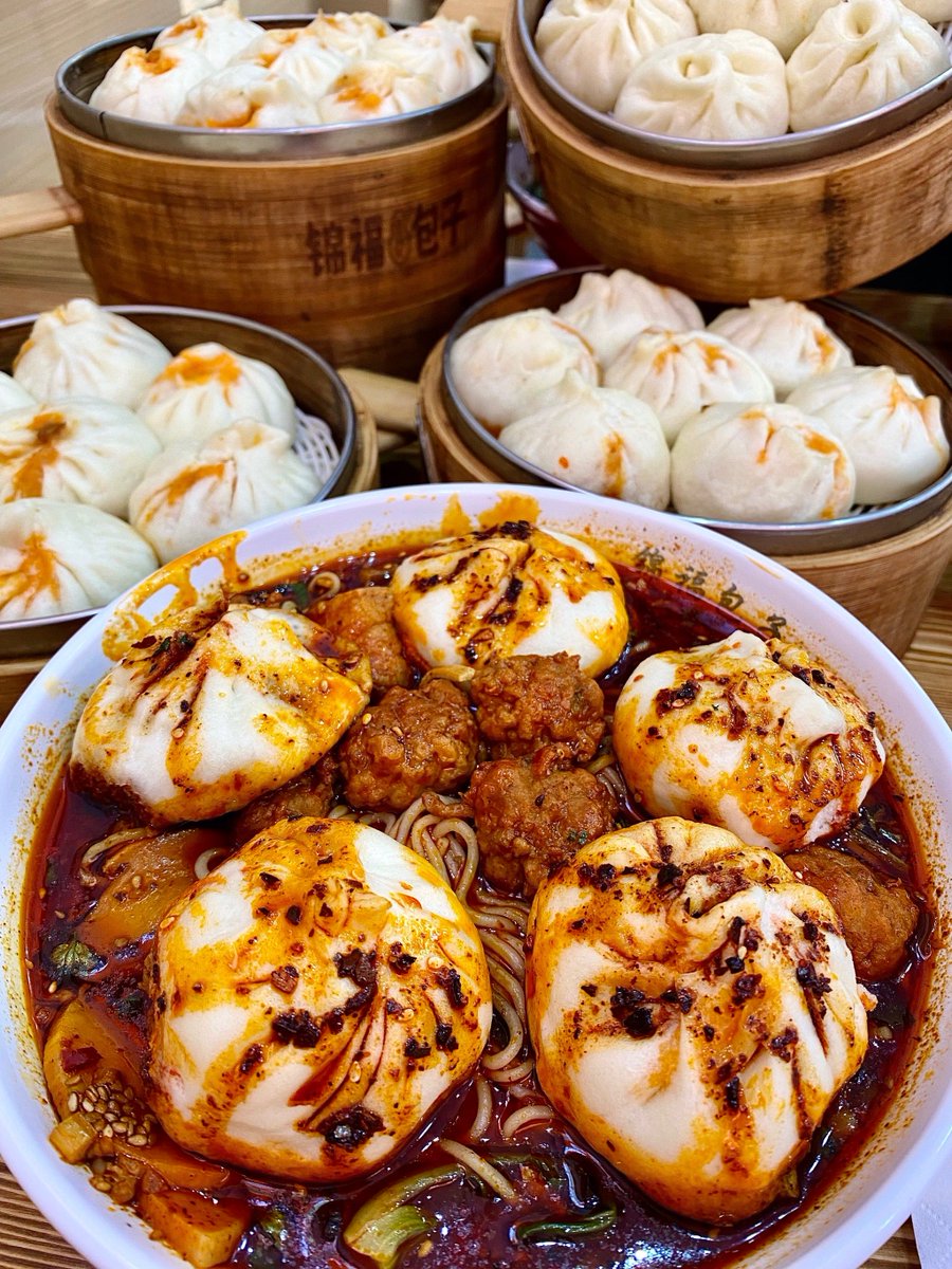 szyoon3125's tweet photo. Just popped out for a late-night pick-me-up—steamed pork buns still warm from the steamer, filling my hands and my mood. Total tiny joy!， https://t.co/Vnw1qNxhRH
