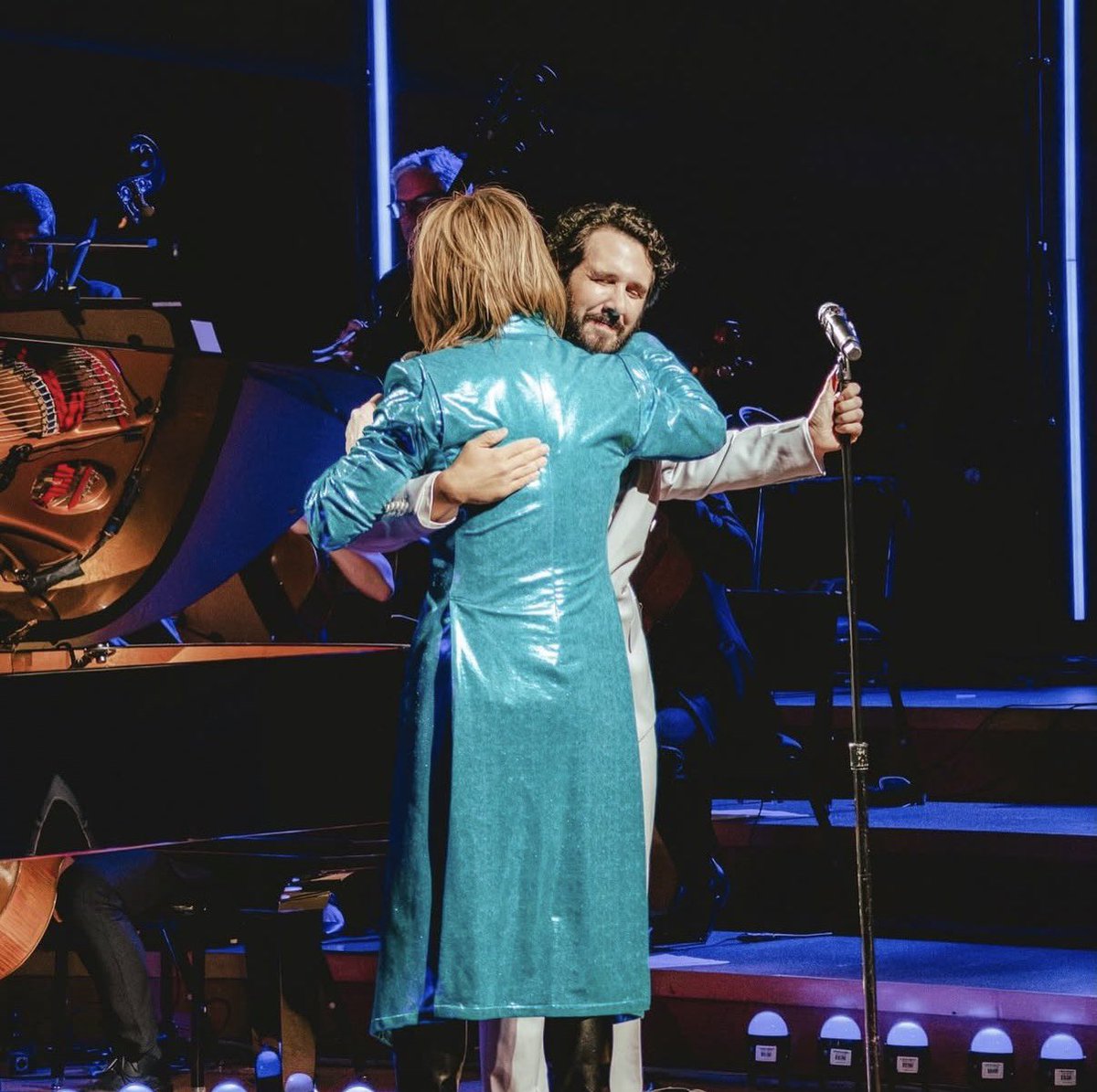 joshgroban's tweet photo. Had an amazing time with my friend @YoshikiOfficial joining him for one of his 2 sold out performances at Walt Disney Concert Hall. He’s not only an epic and legendary drummer from the band XJapan he’s also an amazing classical pianist and it was awesome watching him bridge the two worlds for an adoring audience in my hometown. Thanks for having me, Yoshiki! 

友人である @yoshikiofficial を訪ね、ウォルト・ディズニー・コンサート・ホール ( Walt Disney Concert Hall ）で開催された、チケット完売の公演（全2回）の一つに参加し、素晴らしい時間を過ごしました。彼はX JAPANの偉大で伝説的なドラマーであるだけでなく、素晴らしいクラシック・ピアニストでもあります。私の地元で、彼が熱狂的な観客を前にその二つの世界を融合させる姿を見ることができ、本当に最高でした。Yoshiki、呼んでくれてありがとう！