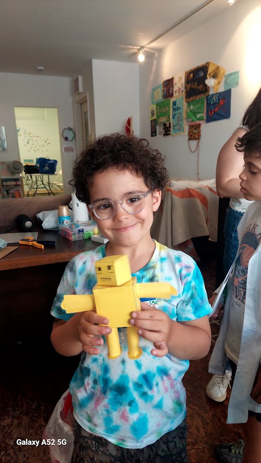 stemkidsnyc's tweet photo. 🔬🍓 Students at STEMXPlorers' Innovation Lab became scientists today! They explored DNA with strawberry extractions &amp; DNA ladders, coded stories in ScratchJr 💻, built paper circuits ⚡, and designed paper robots 🤖. A fun-filled day of hands-on STEM learning!
#STEMKidsNYC https://t.co/4w3DAhyNVz