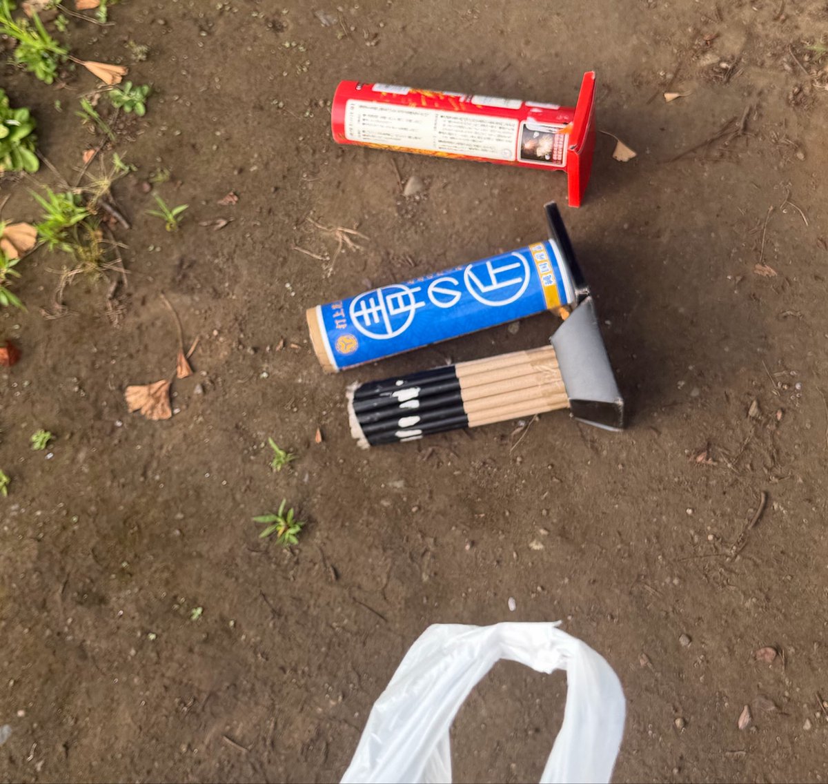 mochiken46's tweet photo. お願い、公園にゴミを捨てないで。
いつものように、谷保第三公園のゴミ拾いと体操。
今朝は、大きな打ち上げ花火と、まだ、中身が入っているファブリーズが捨ててありました。
ゴミは持ち帰りましょう。
#国立市　#花火　#公園 https://t.co/8ldR59U61m