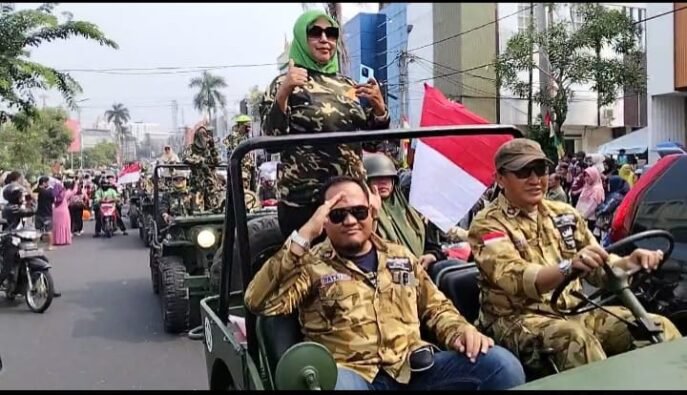 didikw's tweet photo. Gaya bet main tentara²an naik Jeep Willys 
Ga tau dia bokap gw yg pertama kali naik turun gunung di Lampung bawa Jeep Willys. Jemput emak gw di sekolah rakyat jaman ga enak https://t.co/KGBxLOzhr6
