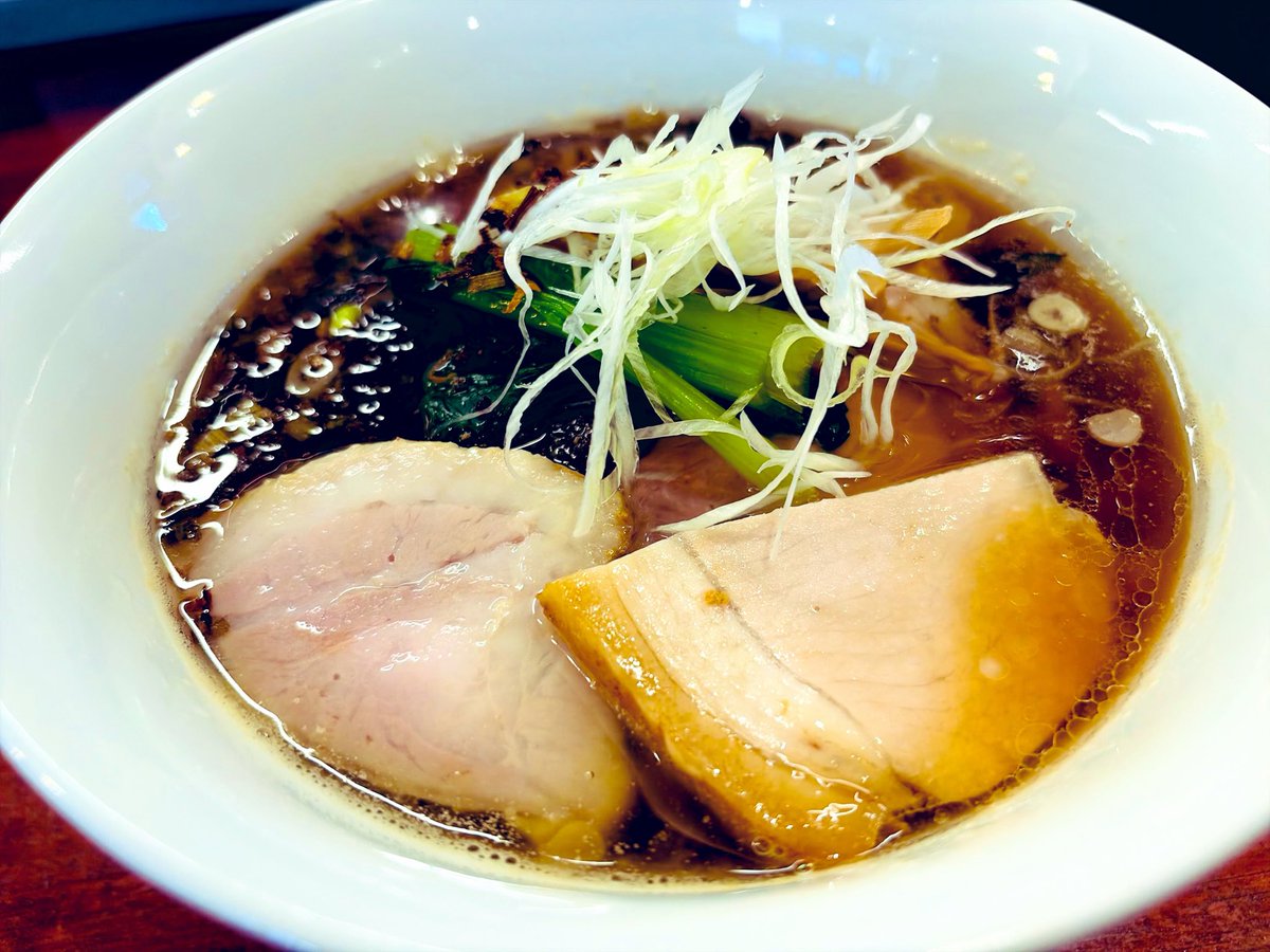 MR_llGarcons's tweet photo. アッチッチ過ぎ🥵
だけど、並びきついんで早めに

煮干🐟に焦がしネギがい〜いアシスト
焦がしネギのオイル感バツグン
凄く美味い🤤
モチもち手揉み麺

チャーシューがどれも😋
厚切りロース🎶

久我中華そば 高座渋谷
中華そば 黒煮干 チャーシュー増し https://t.co/082FSshqRs