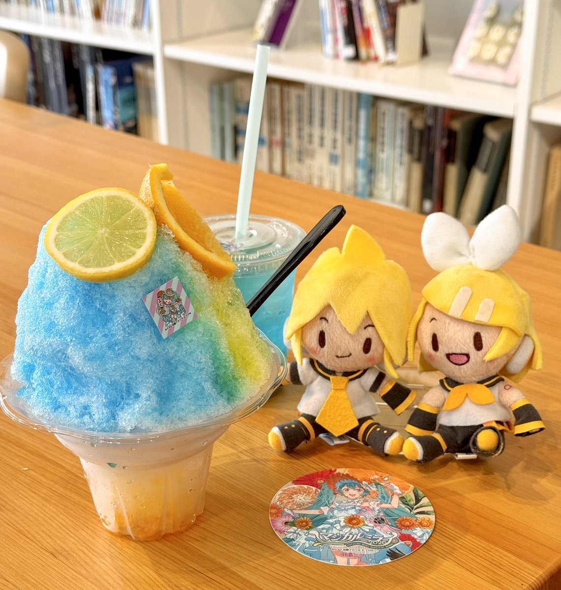 LR_kgm115's tweet photo. みらいーらにいってきたよ！

🍋レモンとオレンジ🍊がのった
ひんやりかきごおり🍧✨
おいしかった〜♪

おみやげうりばには
ミクねぇとウナちゃんがいたよ🌟

#浜松科学館
#ぬいぐるみの時間
#ぬいぐるみねちゃん https://t.co/Hu7HgMiczz