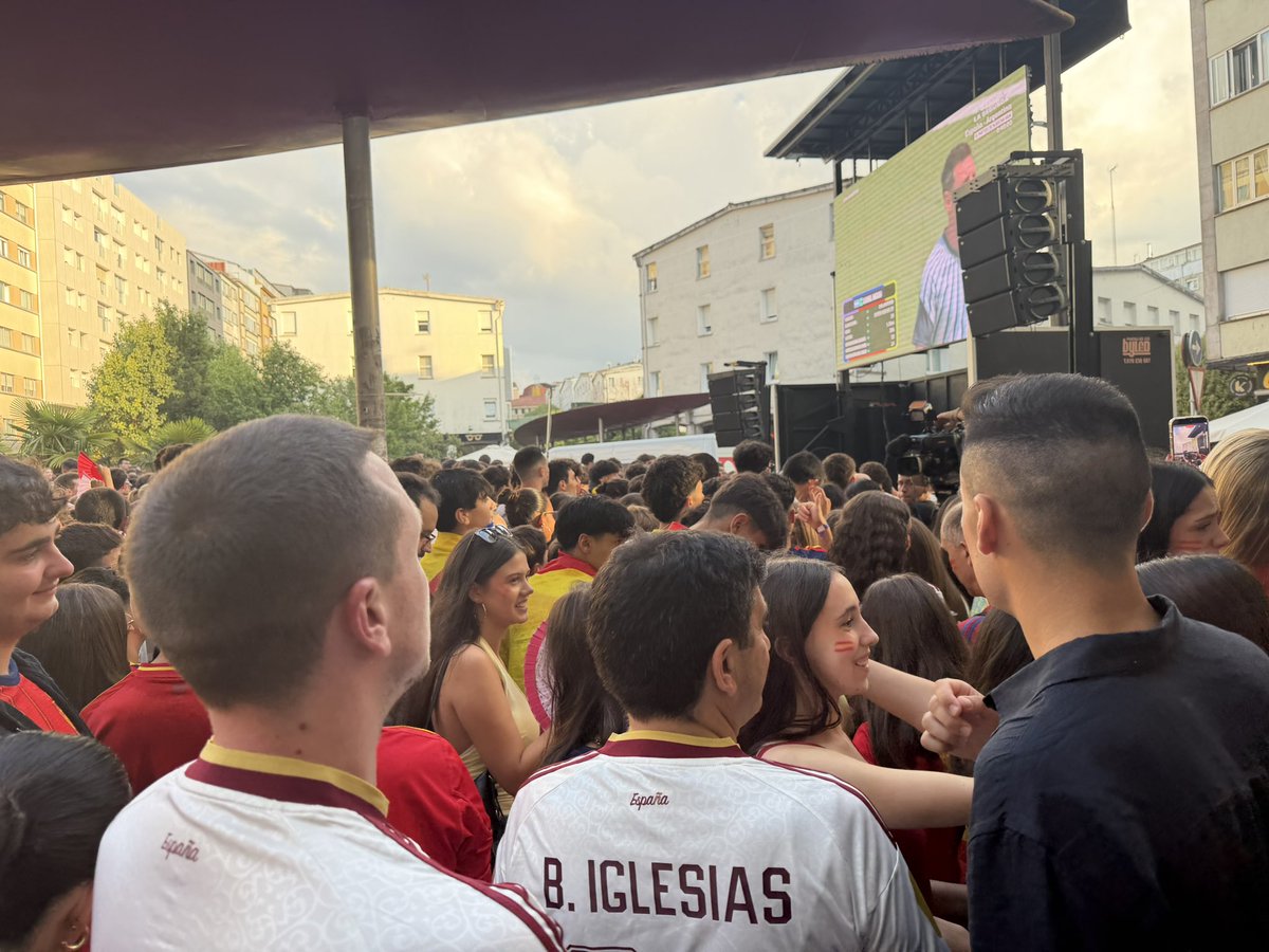 AitorBouza's tweet photo. Ambientazo a pasada noite na Praza Roxa de Santiago!

Unha cidade entregada para animar á nosa selección e celebrar un novo Mundial.

Parabéns aos campións do mundo por seguir facendo historia e inspirando a tantas xeracións. Orgullo enorme! 🇪🇸⚽🏆 https://t.co/9YTrZuGtCx