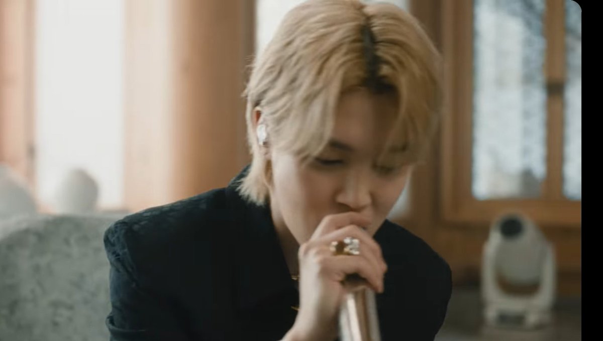 ebP0JqBquxtWrda's tweet photo. おはようございます
#NORMAL_MV
涼しげなジミン
短髪ジミン
これも新鮮💓
伏し目がちな角度も好き♡
ハーフタイムショー
また金髪の子は誰?
貴方の虜が増えそう…
時差の疲れもあったでしょう
少し休んでね
#WeLoveYouJimin https://t.co/d9d02RnGKf