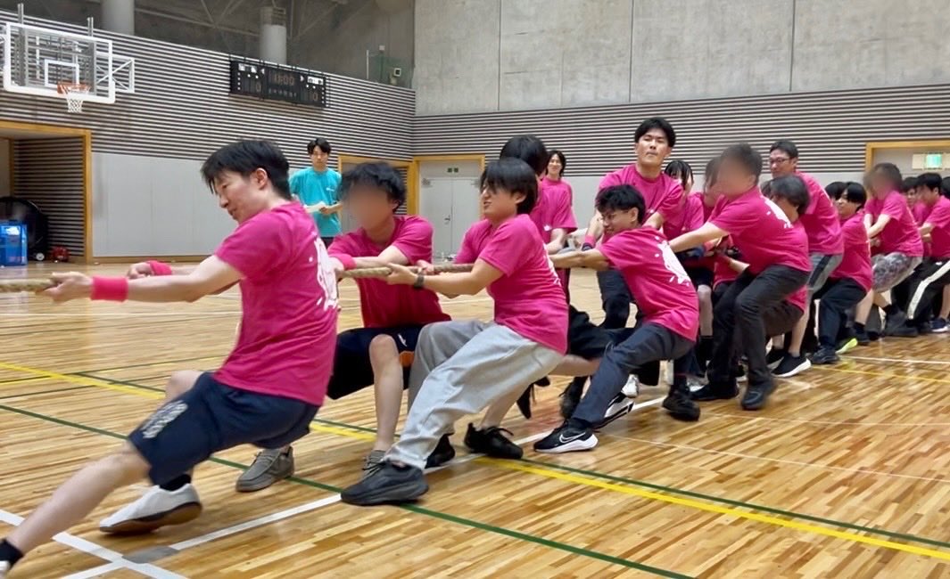 SALTOsaiyoSN's tweet photo. 先日、SALTO大運動会が開催されました🏃‍♂️🏃‍♀️💨
前回はTシャツが白黒の2色展開でしたが、今回は蛍光4色でなんとも鮮やか🌈
初めて競技入りした大玉送りはイメージしてたものと違ってだいぶアクティブでした🔴⚪️ https://t.co/BILFEJ9UGV