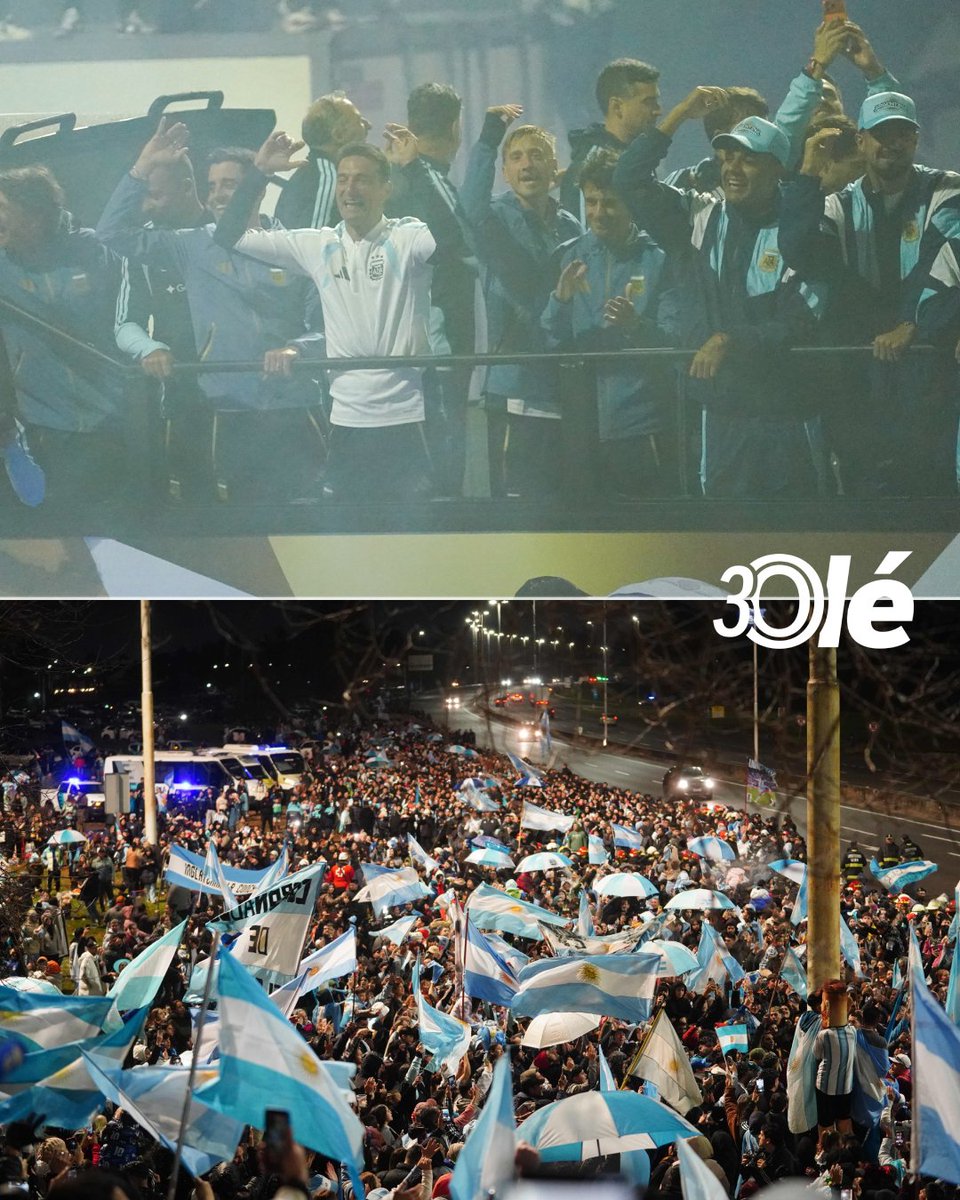 DiarioOle's tweet photo. ¡ORGULLOSOS DE USTEDES! ❤️🇦🇷

Miles de hinchas fueron a recibir al plantel de la Selección pese a la lluvia y el frío 🇦🇷👏

📸 Marcelo Carroll / Maxi Failla https://t.co/M2veWpLoyS