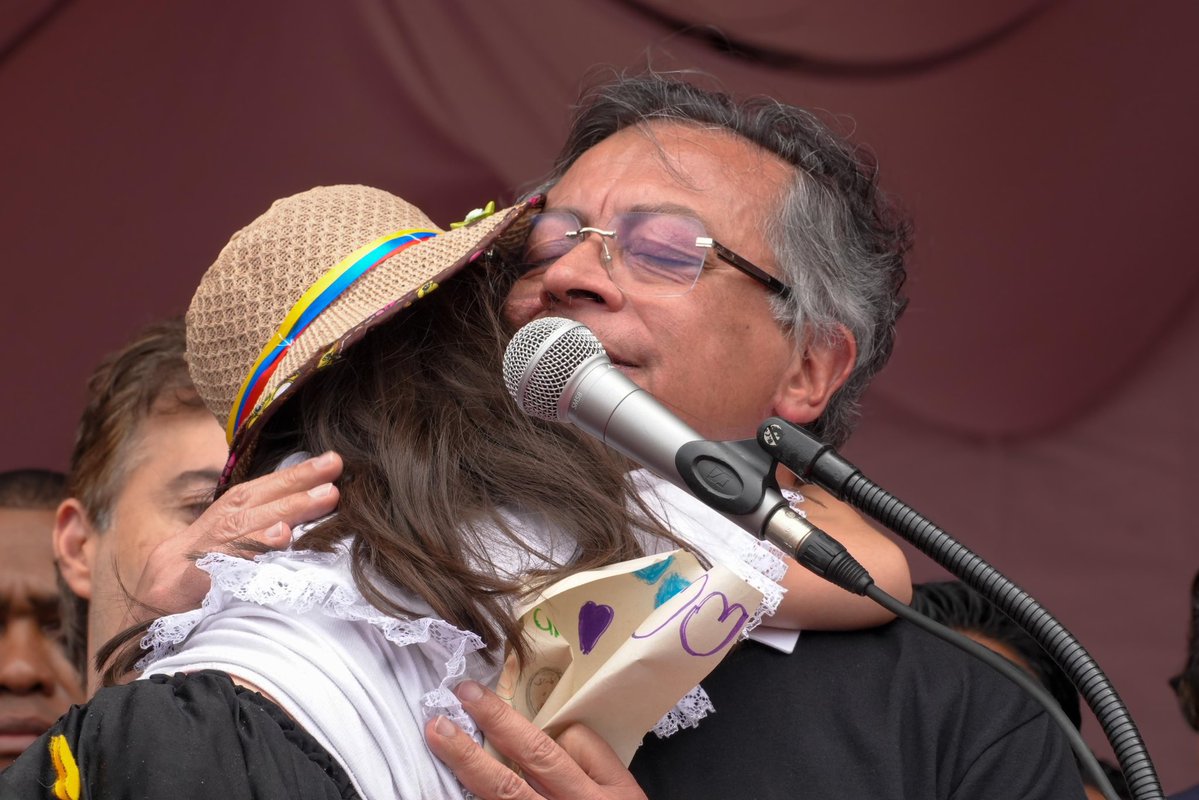 MaPaulaFonseca's tweet photo. El amor triunfará, volveremos 💜

#GraciasPetro @petrogustavo el mejor presidente de la historia de Colombia https://t.co/e85Ywpx8lB