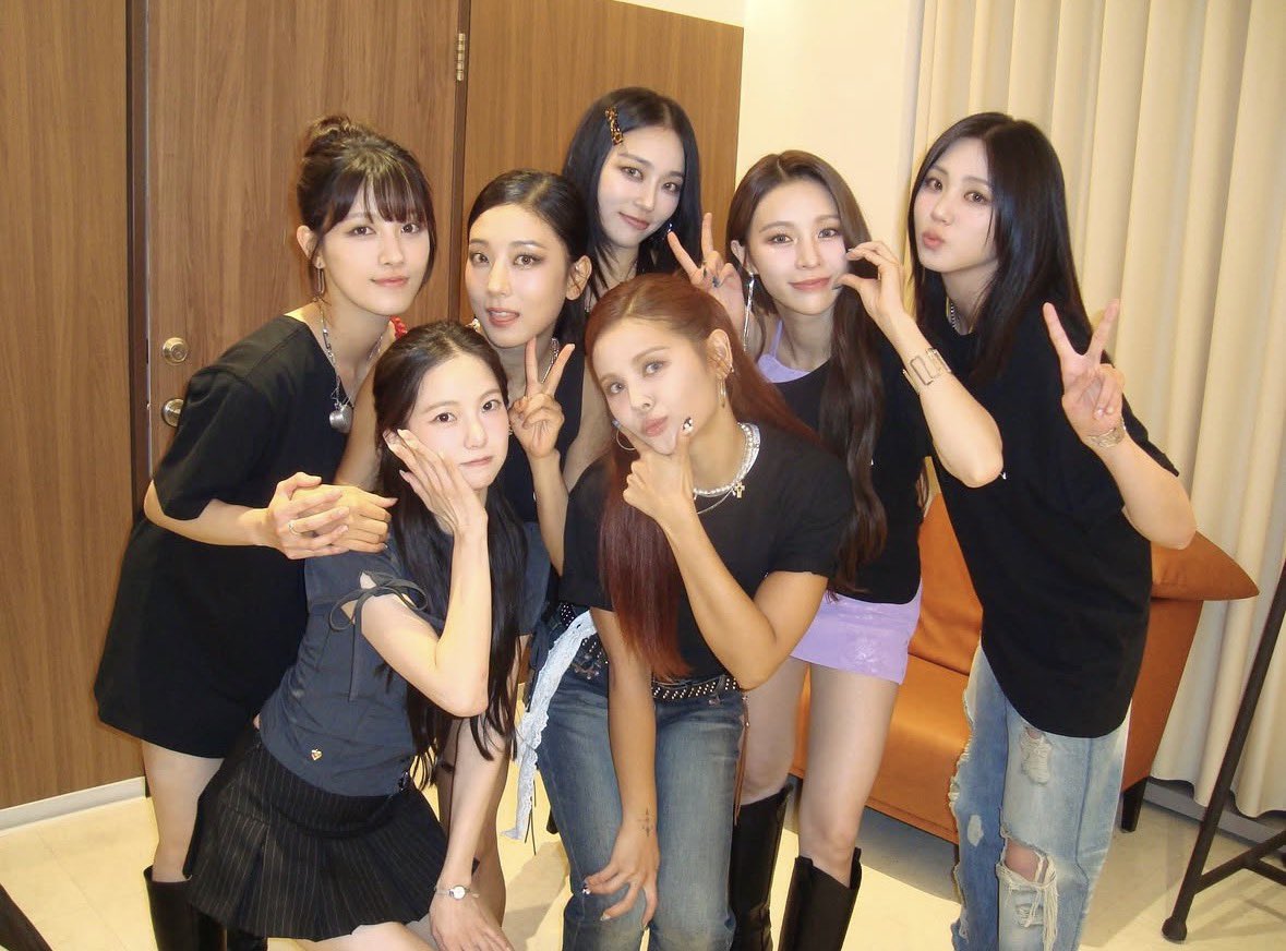 nugupromoter's tweet photo. CLC have reunited as a full group for their concert https://t.co/wF6fI6plkL