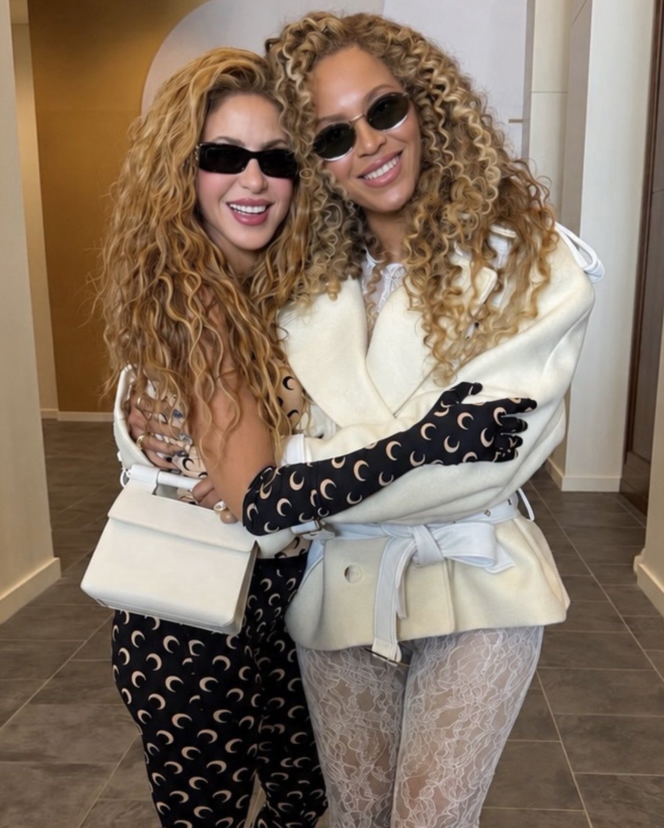 ThePopStage's tweet photo. Shakira and Beyoncé really have one of the most beautiful friendships in the music industry ❤️‍🩹 https://t.co/cEbqxXmhZD