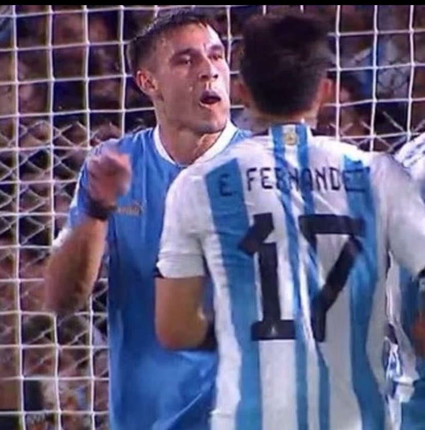 manuel18991's tweet photo. @Referiuy Y si pollo  , 4 no las lleva cualquiera en su escudo,  si hubiesen ganado la final del mundo del 30 ya las tendrías  🥃 Salu https://t.co/Cc6ZC6xOUr