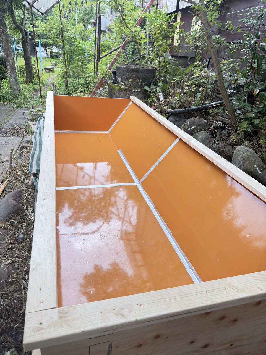 ZizakeShima's tweet photo. ワンコ用プール制作中❗️防水シート貼ってペンキ塗って排水口付けて完成です！保護犬のテテは昨年川で溺れたので💦ココて練習させる予定です😁ワンコ連れの方是非地酒の宿中村屋お越し下さい。#犬用プール #ワンコ連れ  #ダックス https://t.co/4uqKh8uwEJ