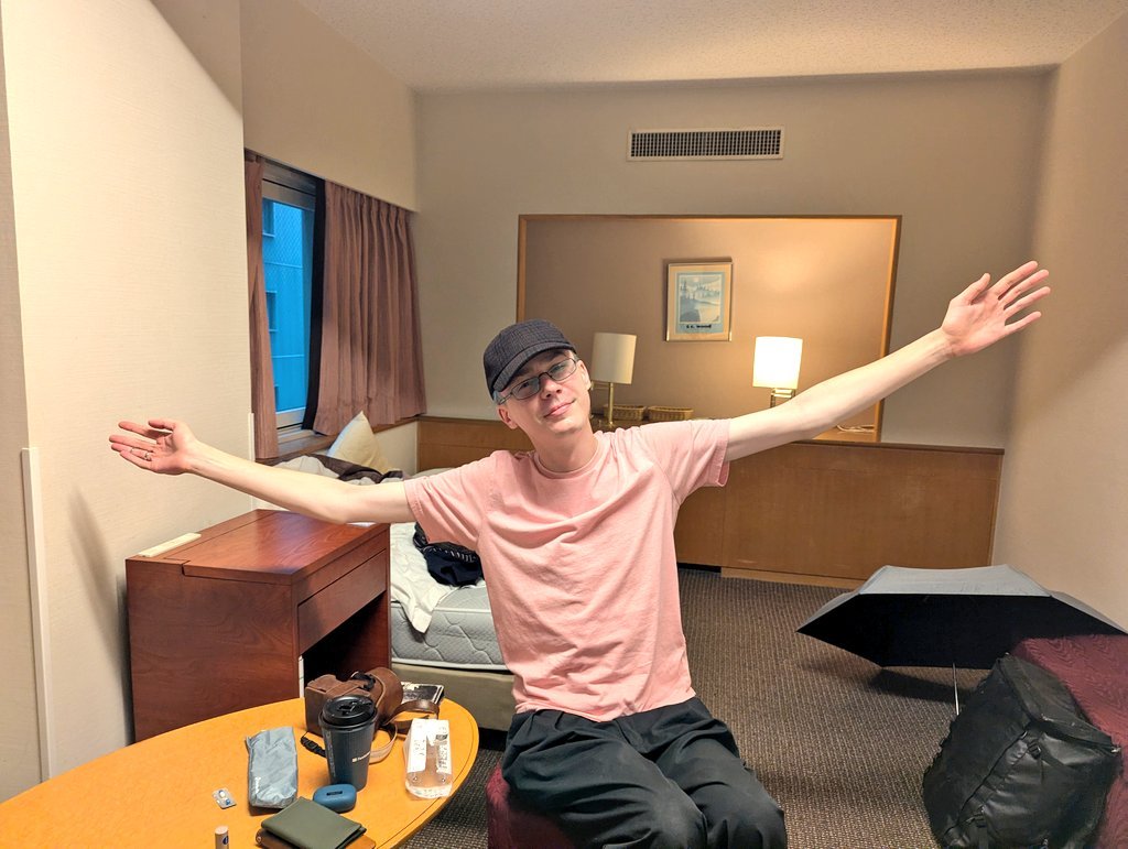 ArturGalata's tweet photo. 去年の今頃は新阪急ホテルに泊まってたんだなぁ。ホテルの営業を終了し、万博スタッフの宿舎になった新阪急ホテル。歴史ある素晴らしいホテルに滞在ができて、とても良い経験をさせていただきました。夢のような半年間を、本当にありがとう！！新阪急ホテル！！愛してるぞぉぉぉ！！！！ https://t.co/cFKe8xhv3p