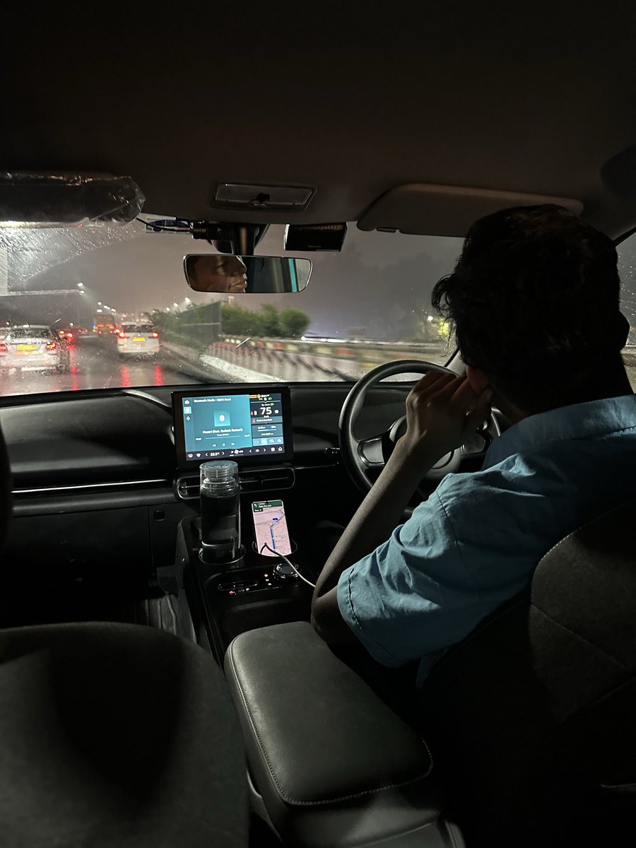 Ihimanshusingh's tweet photo. First ride in the new GreenSM cabs! Spotless interiors, new cars, and smooth ride. Impressed so far 🔥 Now the real test - will they keep them this clean over time? Thoughts? #GreenSM #vinfast #Cabs #Delhi #GreenSMCab #CabReview https://t.co/SCcMaCRTey